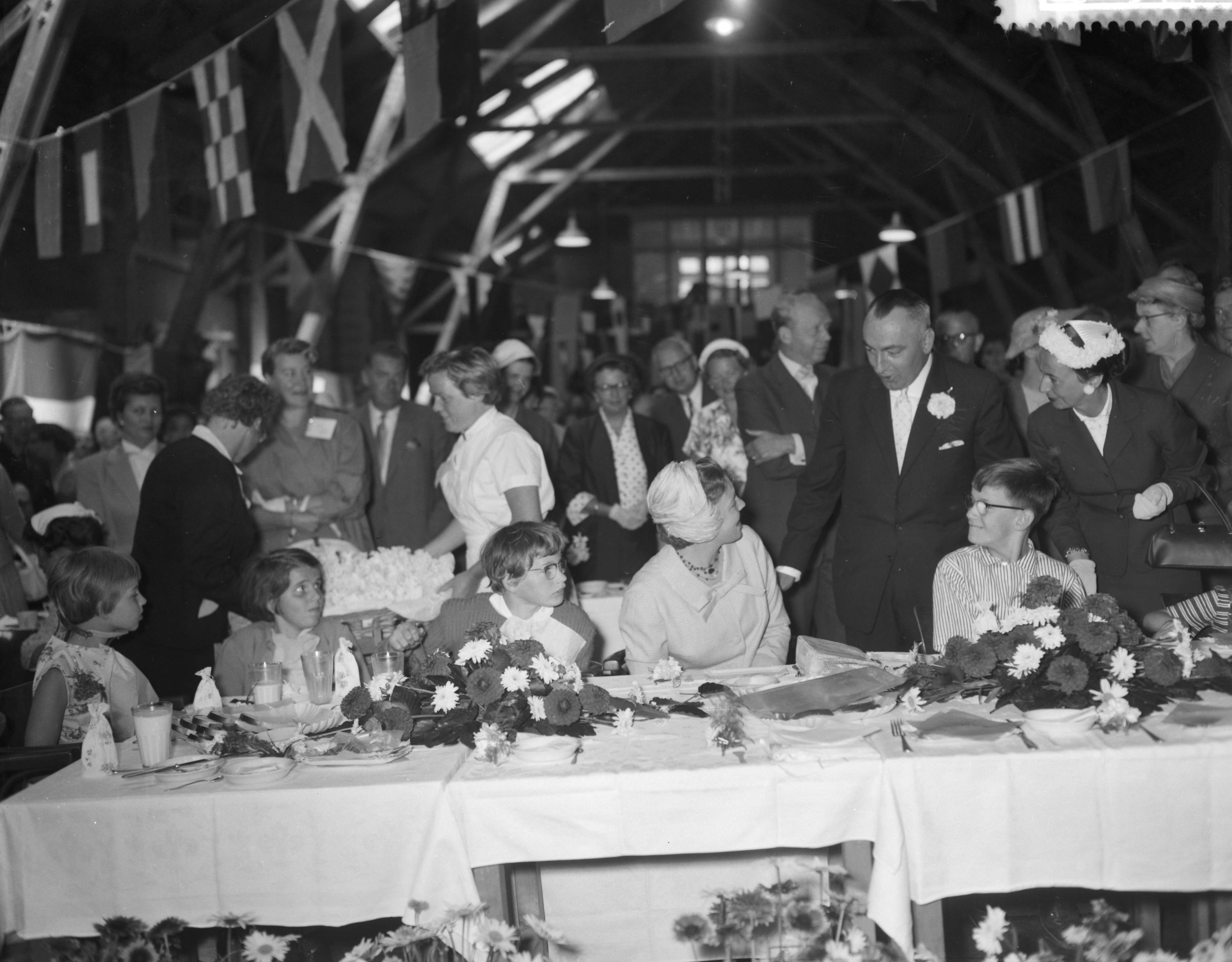 Fotocollectie Anefo — Prinses Beatrix bezoekt 500 poliopatientjes in Scheveningen — Foto: Bilsen, Joop van / Anefo. Licentie: Set B: Rechtenvrij / Publiek Domein. Bron: Nationaal Archief. http://hdl.handle.net/10648/a9801ce8-d0b4-102d-bcf8-003048976d84