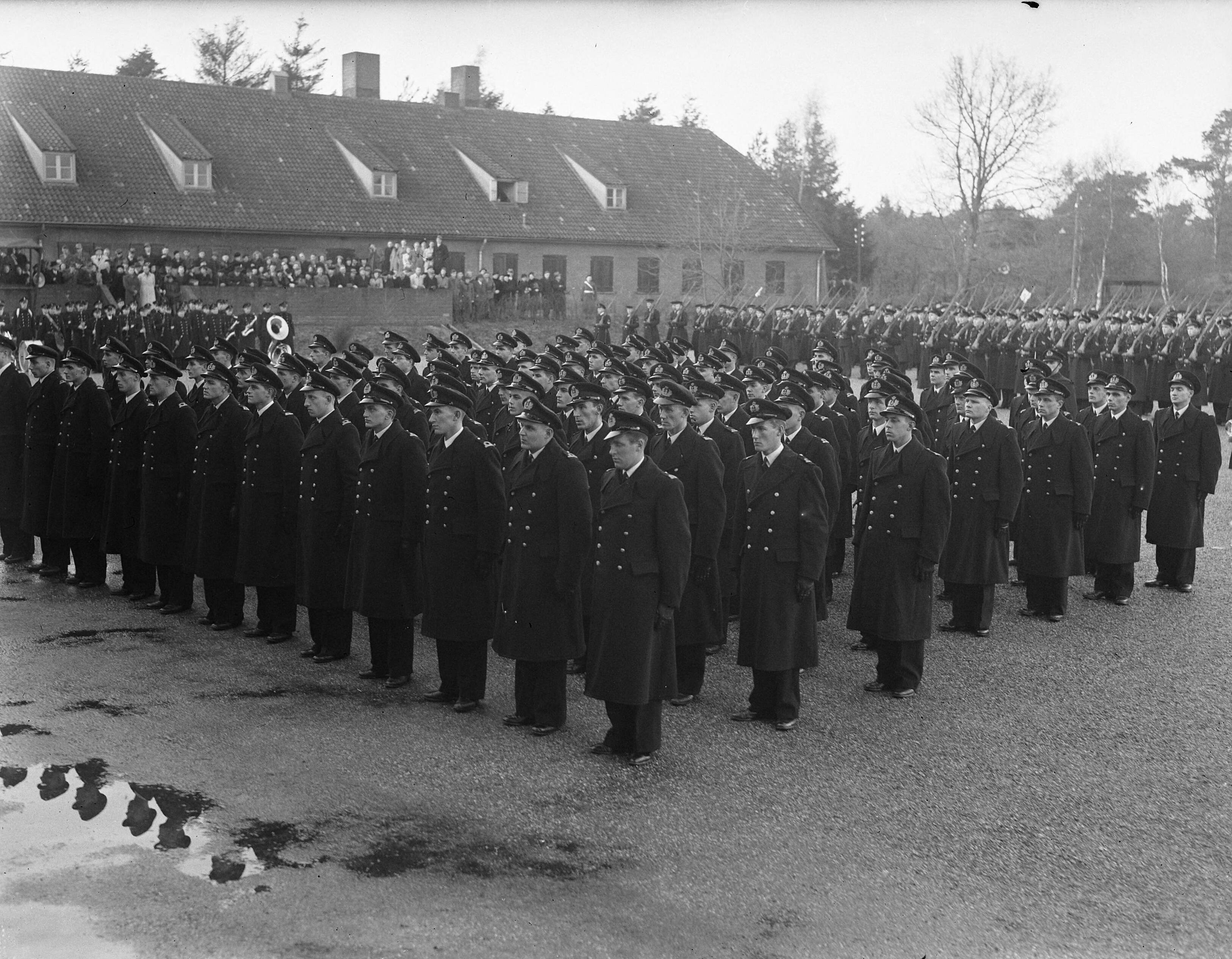 Beëdiging 100 adelborsten MOC te Zeist — Adelborsten staan aangetreden — Foto: Noske, J.D. / Anefo. Licentie: Set B: Rechtenvrij / Publiek Domein. Bron: Nationaal Archief. http://hdl.handle.net/10648/a8b1864e-d0b4-102d-bcf8-003048976d84