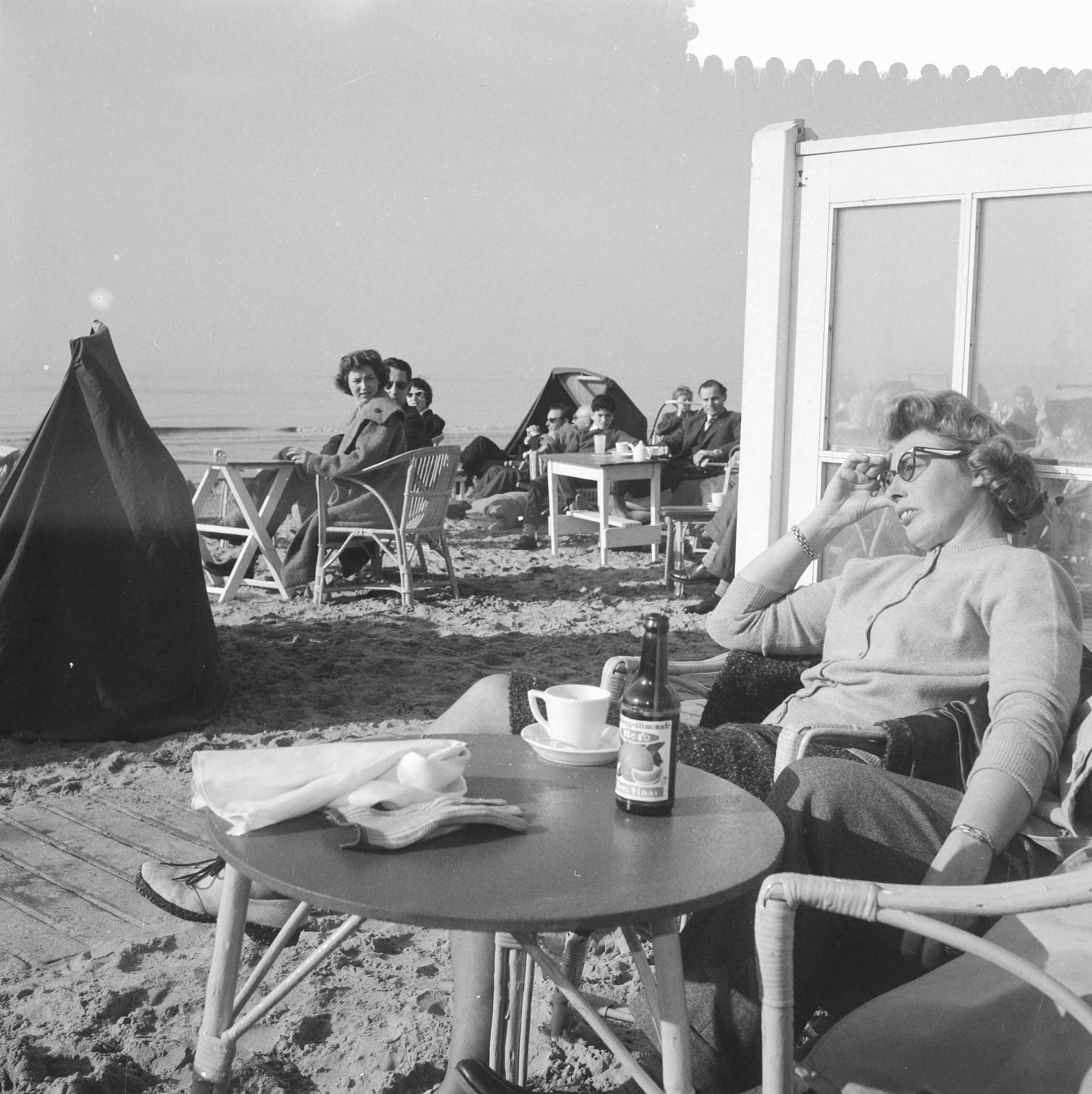 Fotocollectie Anefo — Drukte op het strand te Zandvoort — Foto: Lindeboom, Henk / Anefo. Licentie: Set B: Rechtenvrij / Publiek Domein. Bron: Nationaal Archief. http://hdl.handle.net/10648/a9aa1142-d0b4-102d-bcf8-003048976d84