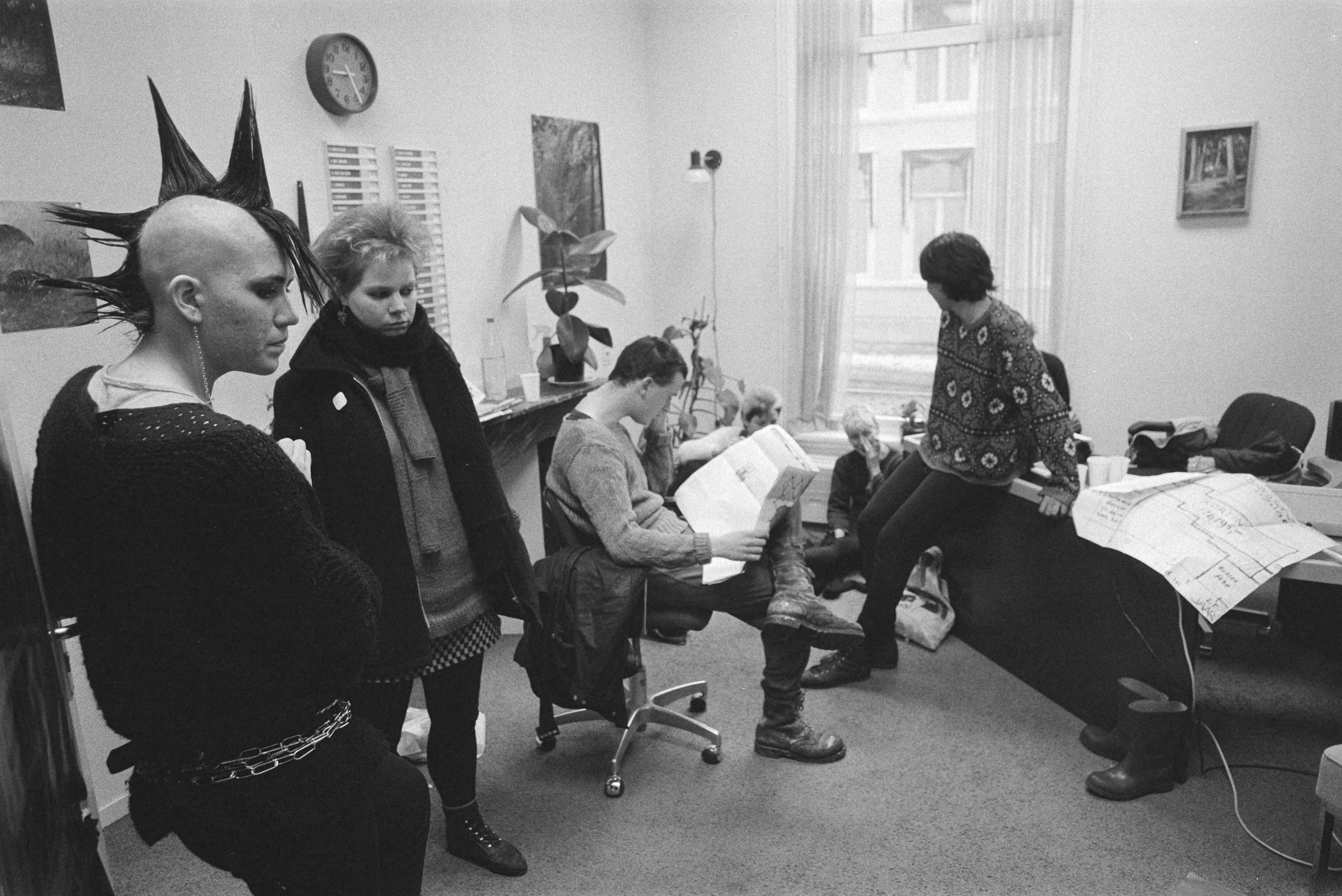 Bezetting van het secretariaat van het CDA in Den Haag door uitkeringsgerechtigden — De bezetters in de receptie — Foto: Antonisse, Marcel / Anefo. Licentie: Set B: Rechtenvrij / Publiek Domein. Bron: Nationaal Archief. http://hdl.handle.net/10648/ad33a58a-d0b4-102d-bcf8-003048976d84