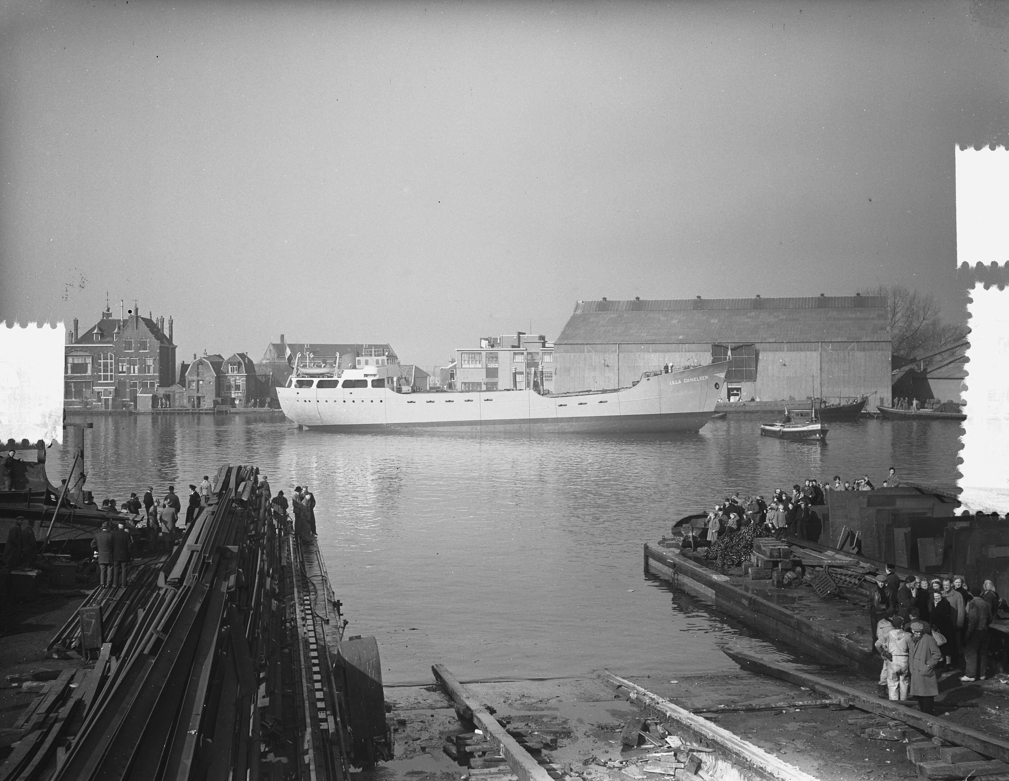 Tewaterlating van het m.s. "Ulla Danielsen" bij de Zaanlandse Scheepsbouw Maatschappij — Foto: Bilsen, Joop van / Anefo. — Licentie: Set B: Rechtenvrij / Publiek Domein. Bron: Nationaal Archief. http://hdl.handle.net/10648/a9444bc8-d0b4-102d-bcf8-003048976d84