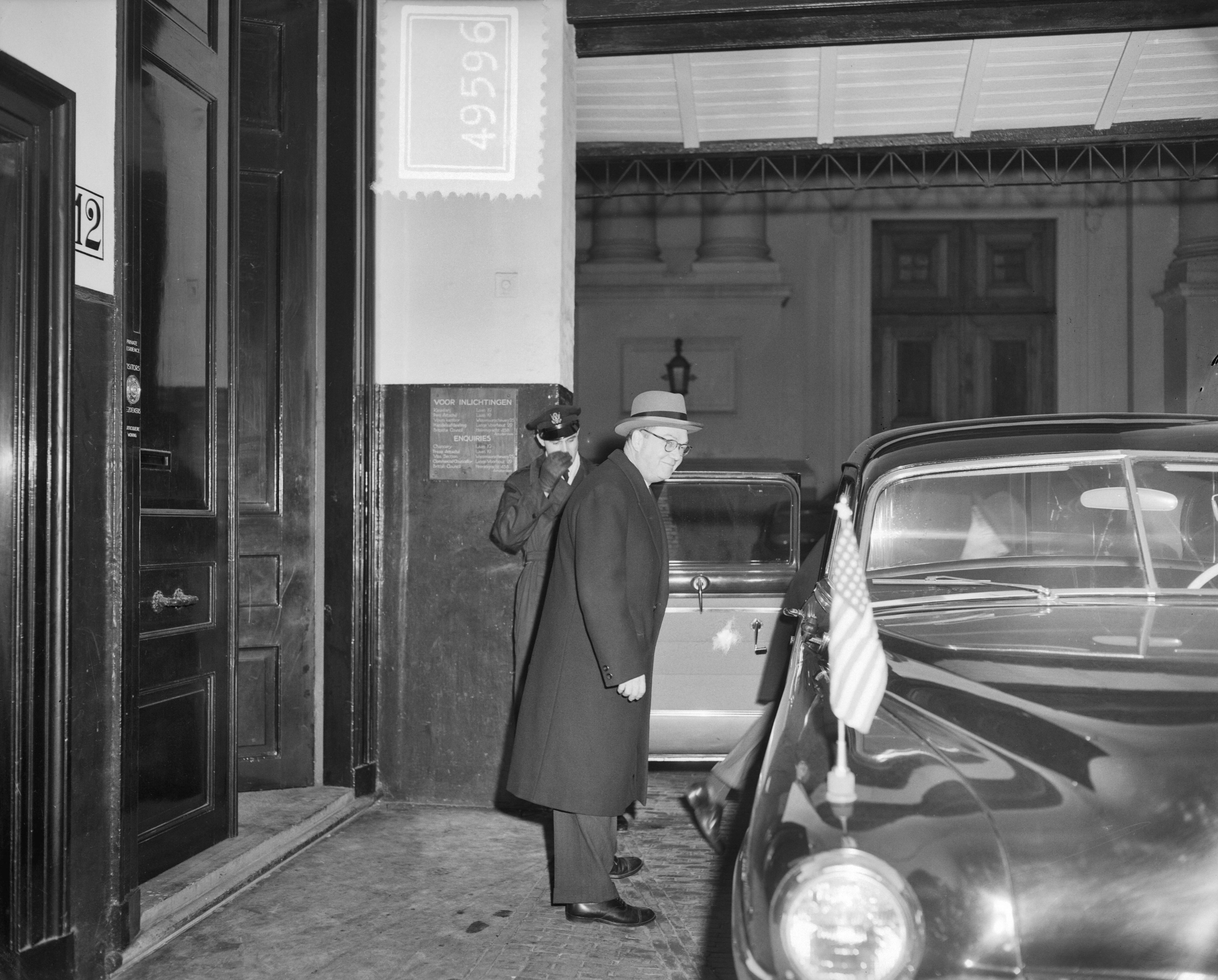 Fotocollectie Anefo — De Amerikaanse ambassadeur Selden Chapin verlaat de Britse ambassade aan het Westeinde te Den Haag waar hij zijn rouwbeklag heeft aangeboden — Foto: Meijer, T.A. / Anefo. Licentie: Set B: Rechtenvrij / Publiek Domein. Bron: Nationaal Archief. http://hdl.handle.net/10648/a8f54744-d0b4-102d-bcf8-003048976d84