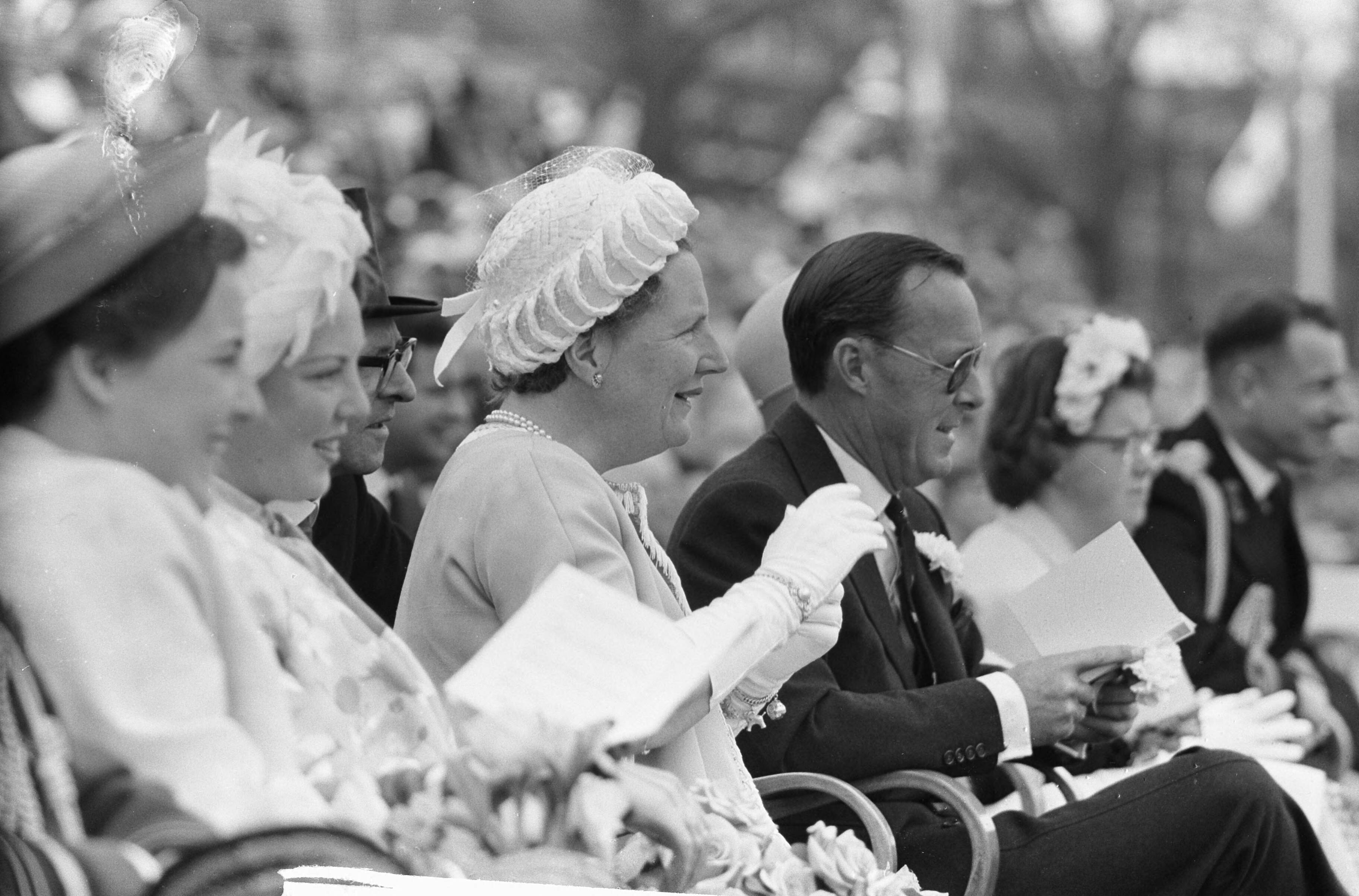 Koninklijk bezoek aan Groningen en Friesland (1962) — Koninklijk bezoek aan Leeuwarden — Foto: Pot, Harry / Anefo. Licentie: Set B: Rechtenvrij / Publiek Domein. Bron: Nationaal Archief. http://hdl.handle.net/10648/aa06dfa8-d0b4-102d-bcf8-003048976d84