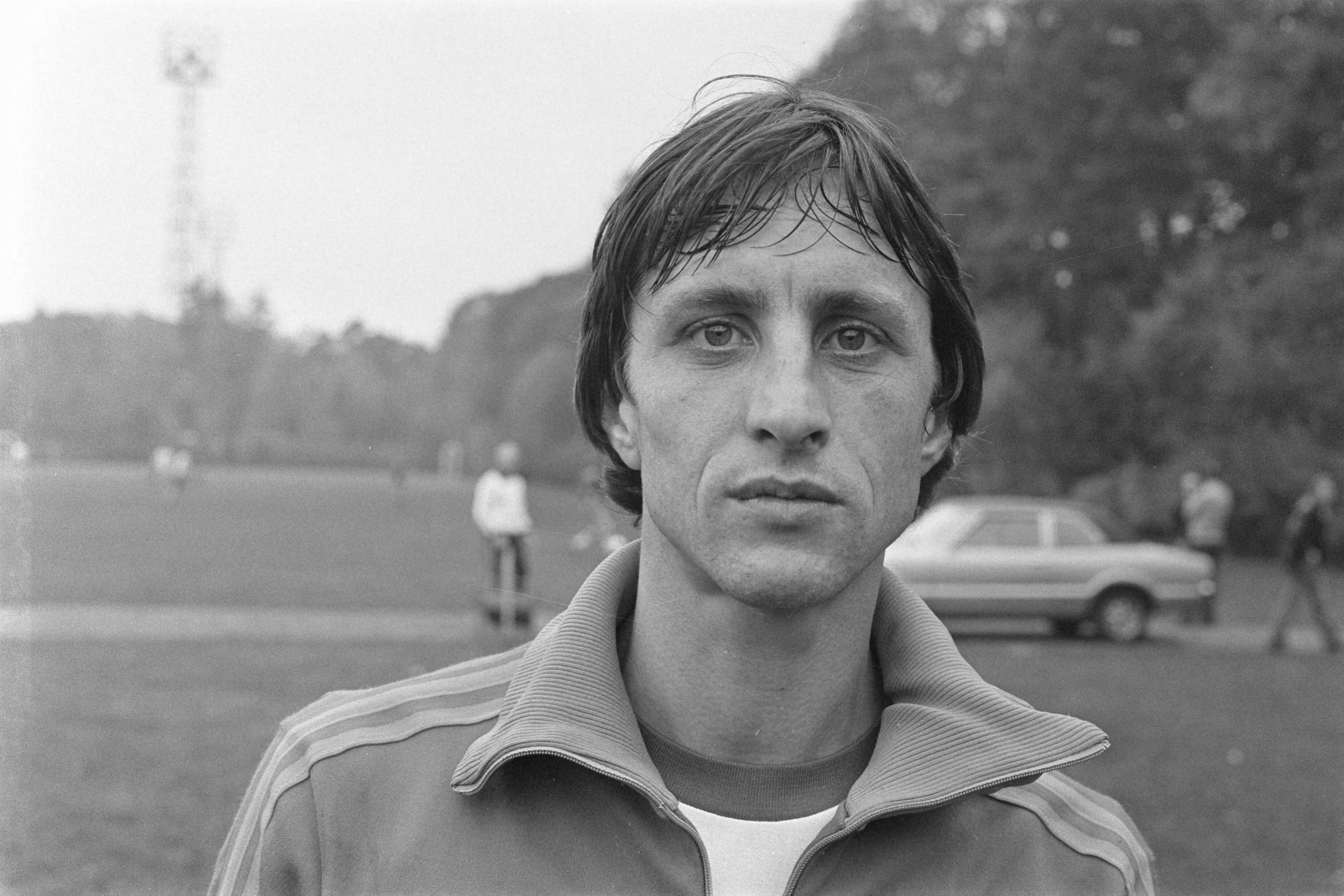 Fotocollectie Anefo — Training Nederlands elftal in Zeist, Johan Cruijff (kop) — Foto: Peters, Hans / Anefo. Licentie: Set B: Rechtenvrij / Publiek Domein. Bron: Nationaal Archief. http://hdl.handle.net/10648/aca522a6-d0b4-102d-bcf8-003048976d84