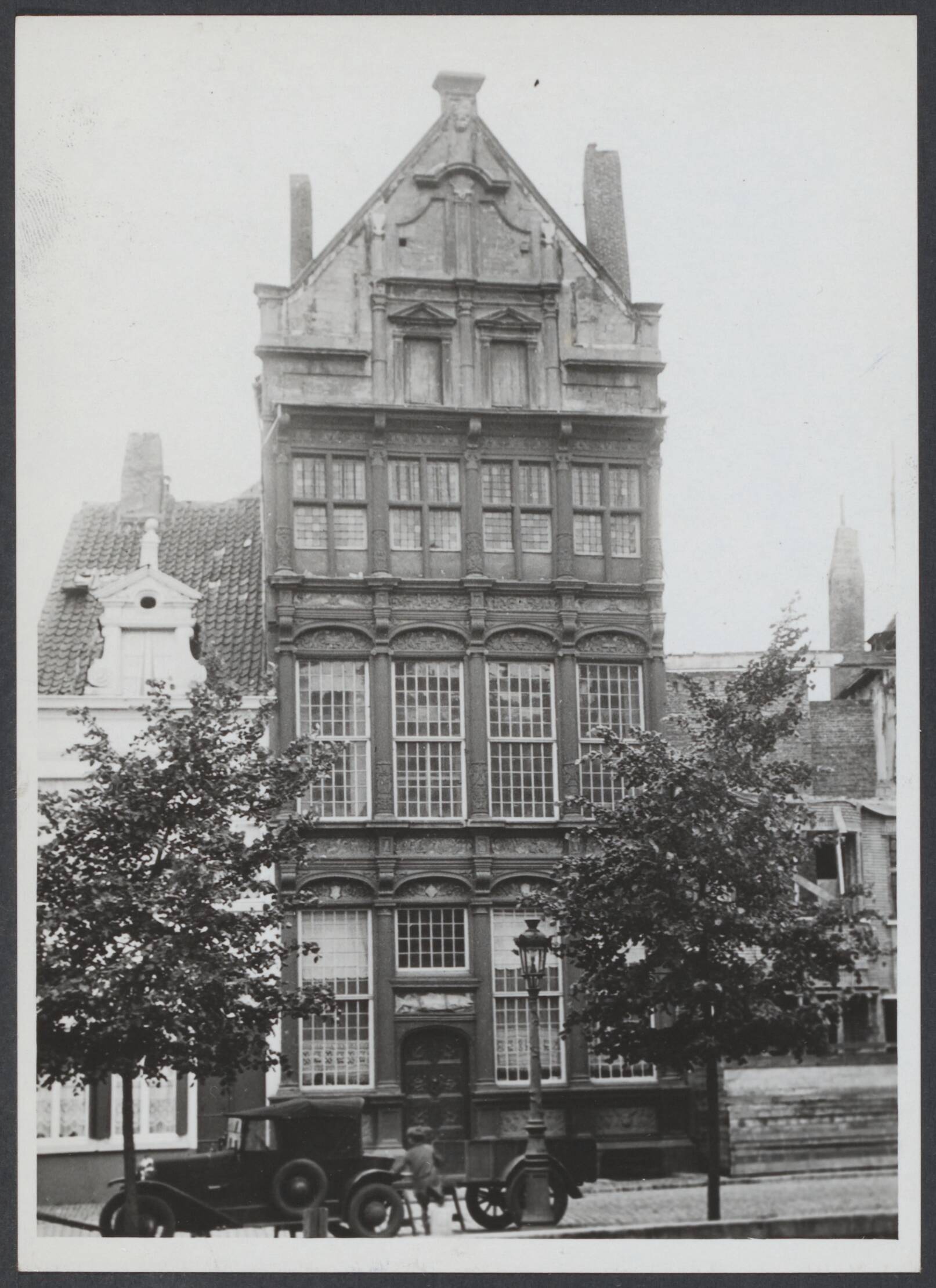 Mechelen — Mechelen. Huis De Zalm aan de Zoutwerf — Foto: Onbekend / Publiek Domein of Rechtenvrij. Licentie: Set B: Rechtenvrij / Publiek Domein. Bron: Nationaal Archief. http://hdl.handle.net/10648/9c76e9b1-d171-96be-eb18-5329d646df30