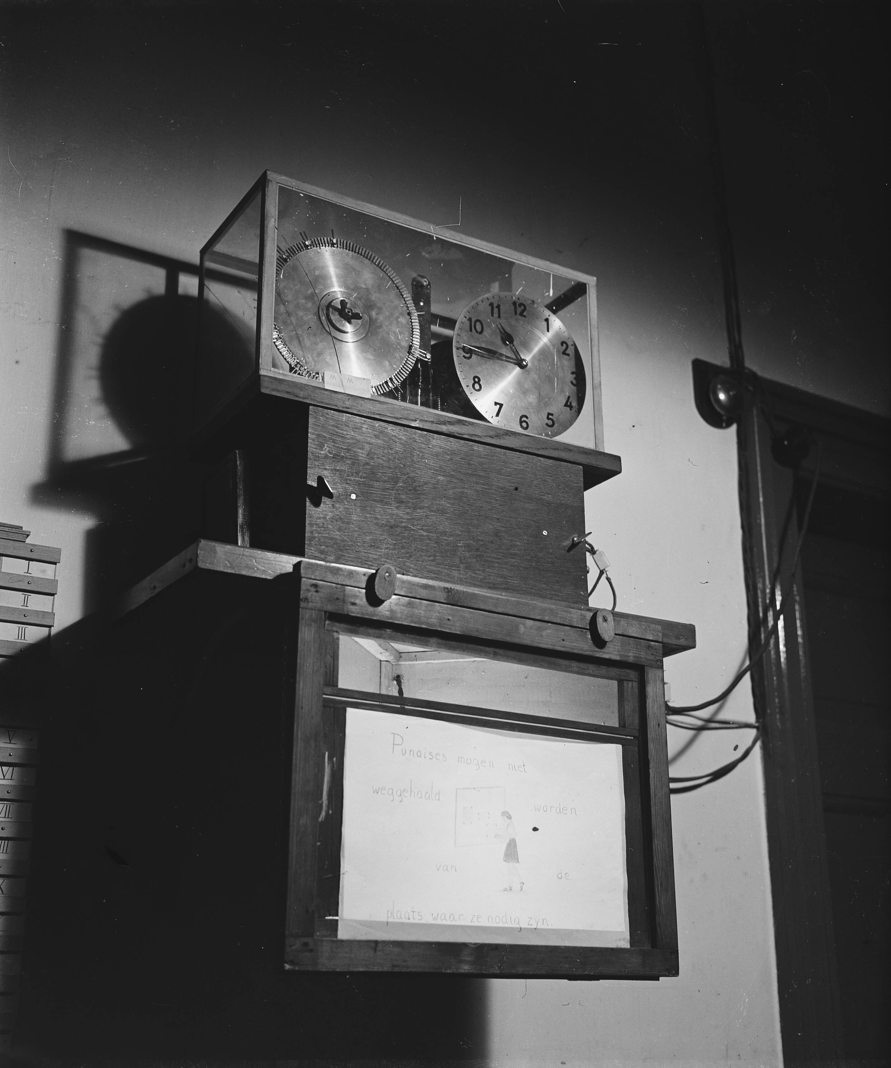 School van Kees Boeke (De Werkplaats) — [Klok met opschrift "Punaise mogen niet weggehaald worden van de plaats waar ze nodig zijn] — Foto: Raucamp, Koos / Anefo. Licentie: Set B: Rechtenvrij / Publiek Domein. Bron: Nationaal Archief. http://hdl.handle.net/10648/a895b7e8-d0b4-102d-bcf8-003048976d84