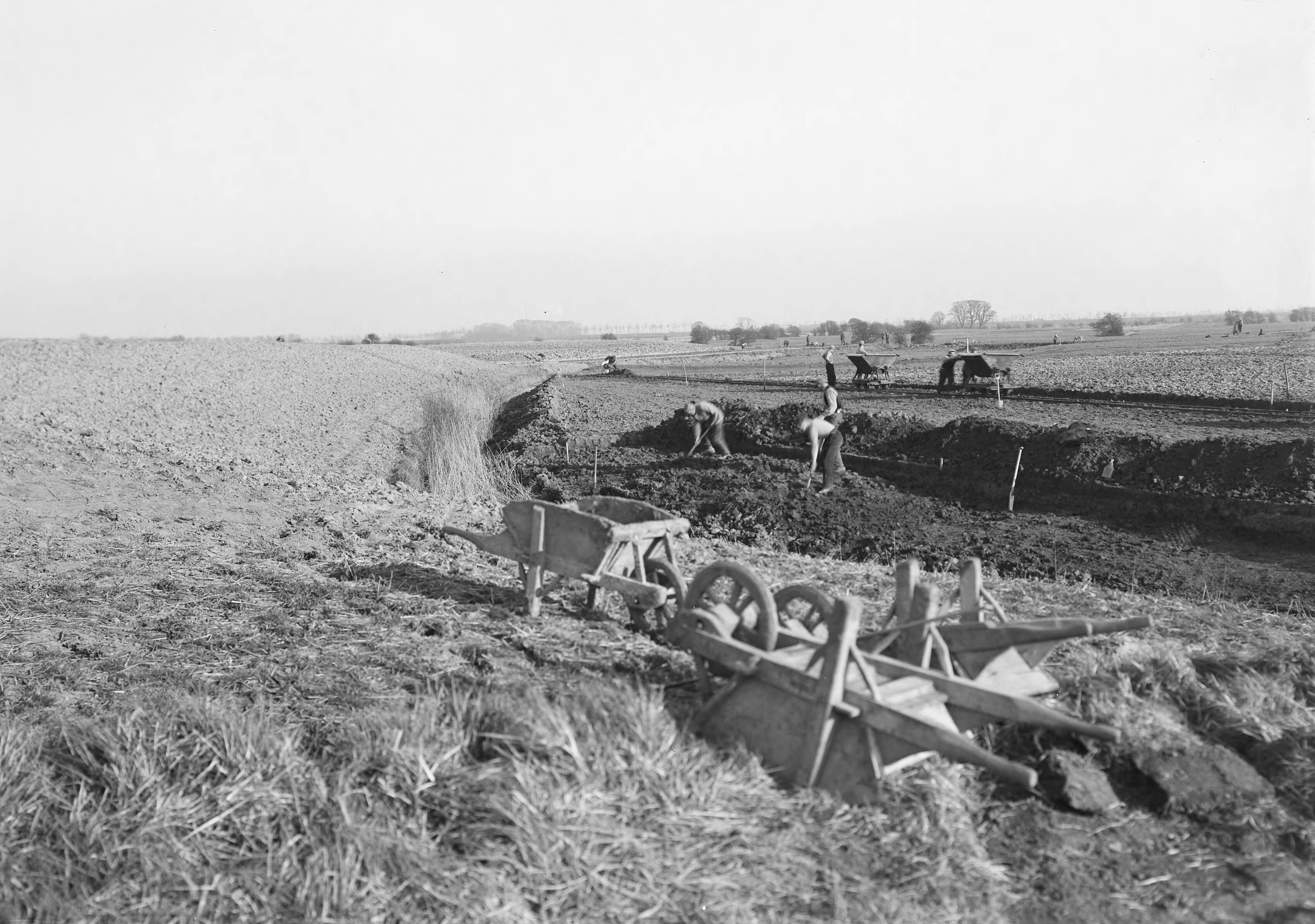Fotocollectie Nederlandse Heidemaatschappij — Middelburg|Zeeland|ontginning |grondbewerking |egaliseren |bezanden — Foto: Fotograaf Onbekend / Heidemij. Licentie: Set B: Rechtenvrij / Publiek Domein. Bron: Nationaal Archief. http://hdl.handle.net/10648/ae43d24c-d0b4-102d-bcf8-003048976d84
