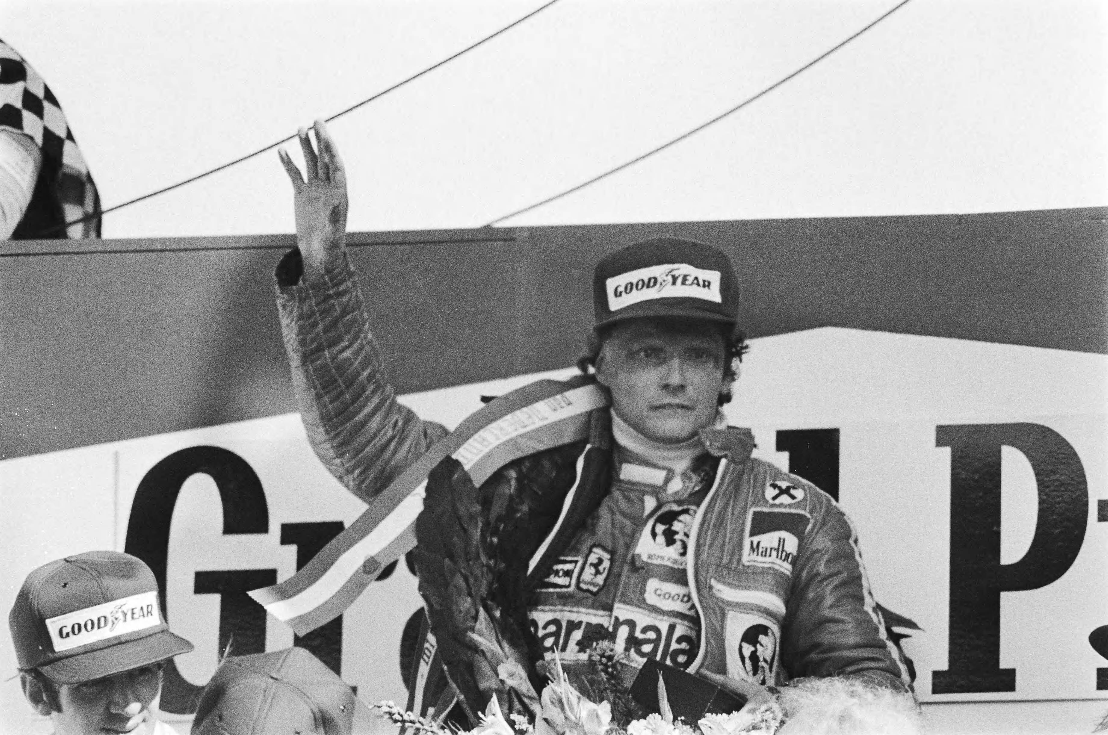 Fotocollectie Anefo — Grand Prix Zandvoort; Niki Lauda tijdens huldiging — Foto: Suyk, Koen / Anefo. Licentie: Set B: Rechtenvrij / Publiek Domein. Bron: Nationaal Archief. http://hdl.handle.net/10648/aca1b8a0-d0b4-102d-bcf8-003048976d84