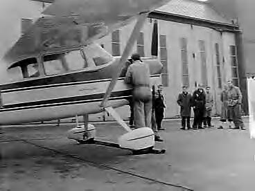 Fotocollectie Anefo — Een Cessna, nieuwste type vliegtuigje (60.000 gulden) in Amerika gekocht door de Deen Esper Boel en in kisten verpakt naar Nederland gestuurd is in twee dagen door mecaniciens van Aero Holland op Schiphol in elkaar gezet. Maar door slecht weer werd het vliegtuig weer gedemonteerd en opgestuurd naar de woonplaats van Esper Boel — Foto: Pot, Harry / Anefo. Licentie: Set B: Rechtenvrij / Publiek Domein. Bron: Nationaal Archief. http://hdl.handle.net/10648/a953ad16-d0b4-102d-bcf8-003048976d84