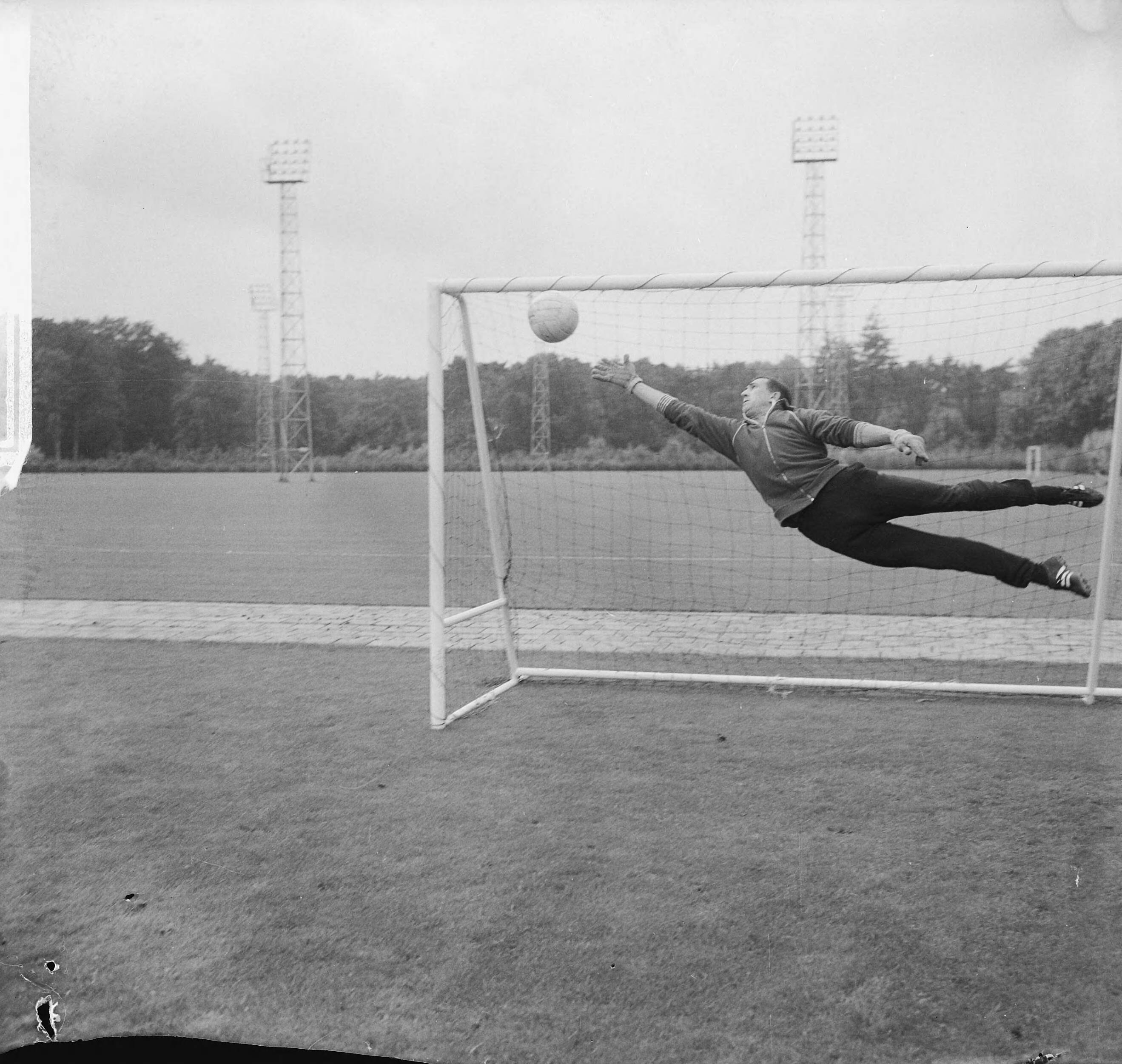 Fotocollectie Anefo — Voetbal. Training Feijenoord op het KNVB Sportcentrum te Zeist, keeper Eddy Pieters Graafland in actie — Foto: Nijs, Jac. de / Anefo. Licentie: Set B: Rechtenvrij / Publiek Domein. Bron: Nationaal Archief. http://hdl.handle.net/10648/aabf1258-d0b4-102d-bcf8-003048976d84
