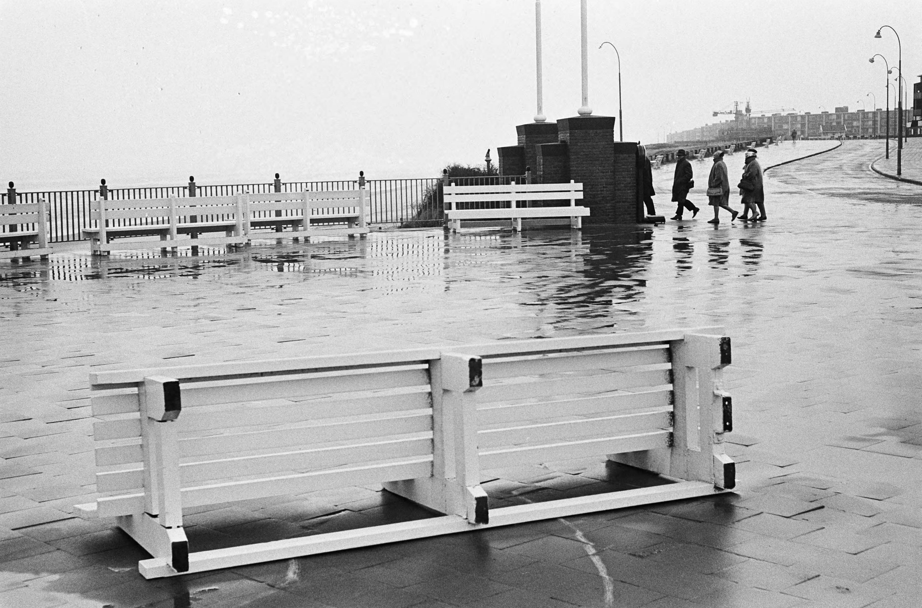 Fotocollectie Anefo — Windkracht 9. Op de boulevard van Zandvoort lagen vele banken omver — Foto: Pot, Harry / Anefo. Licentie: Set B: Rechtenvrij / Publiek Domein. Bron: Nationaal Archief. http://hdl.handle.net/10648/aa4e67c4-d0b4-102d-bcf8-003048976d84