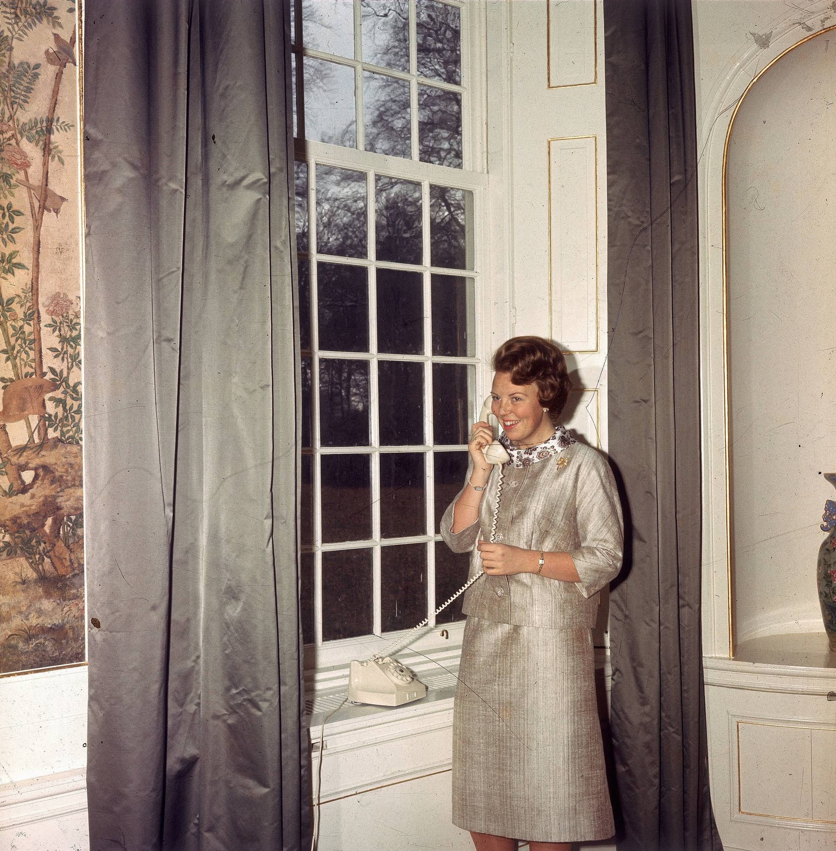 Fotocollectie RVD / Koninklijk Huis — Prinses Beatrix aan het telefoneren in Kasteel Drakensteyn — Foto: Reijken, Tiemen van der / RVD. Licentie: Set B: Rechtenvrij / Publiek Domein. Bron: Nationaal Archief. http://hdl.handle.net/10648/afb0dbb6-d0b4-102d-bcf8-003048976d84