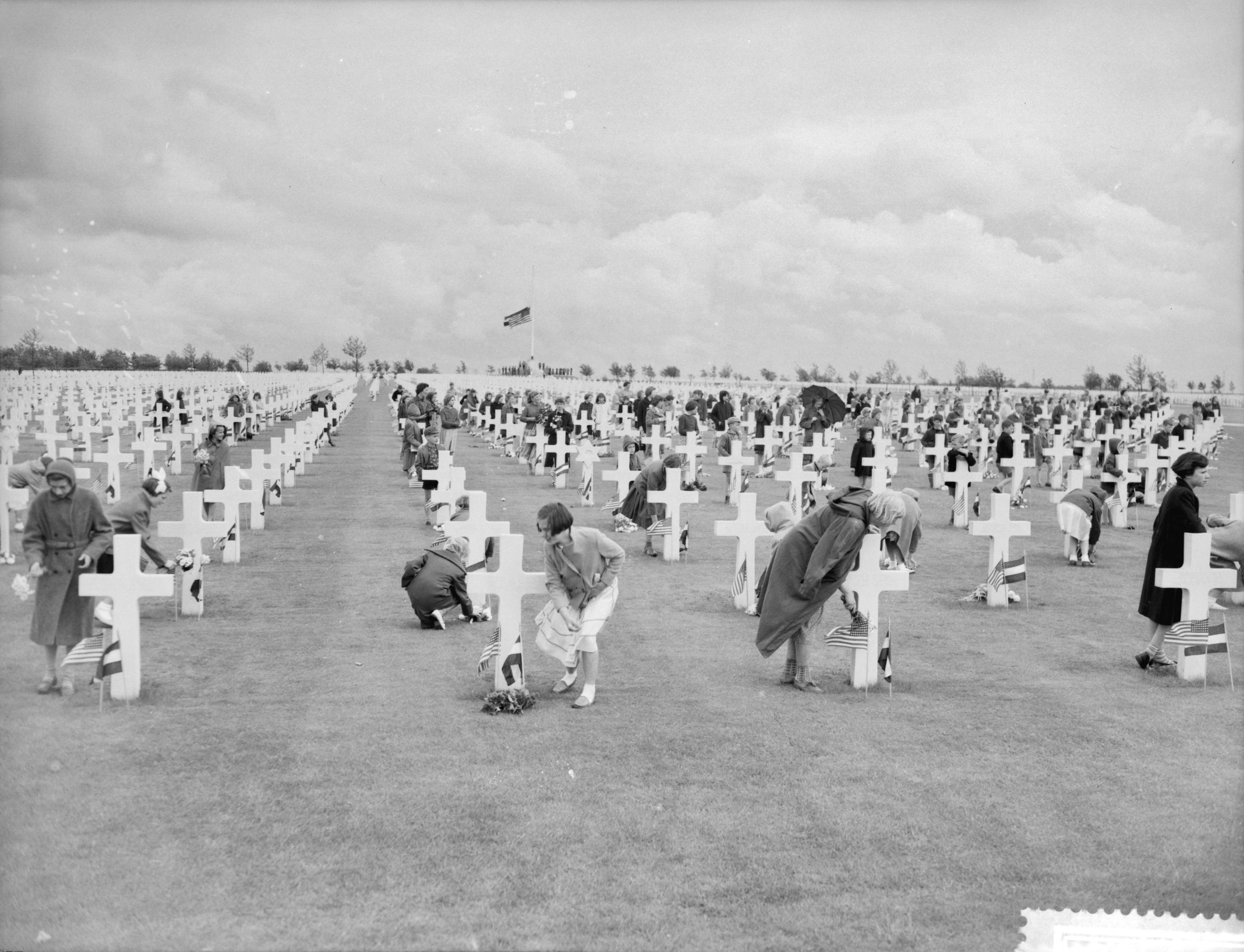 Fotocollectie Anefo — Memorial Day op Margraten — Foto: Rossem, Wim van / Anefo. Licentie: Set B: Rechtenvrij / Publiek Domein. Bron: Nationaal Archief. http://hdl.handle.net/10648/a97d0f12-d0b4-102d-bcf8-003048976d84