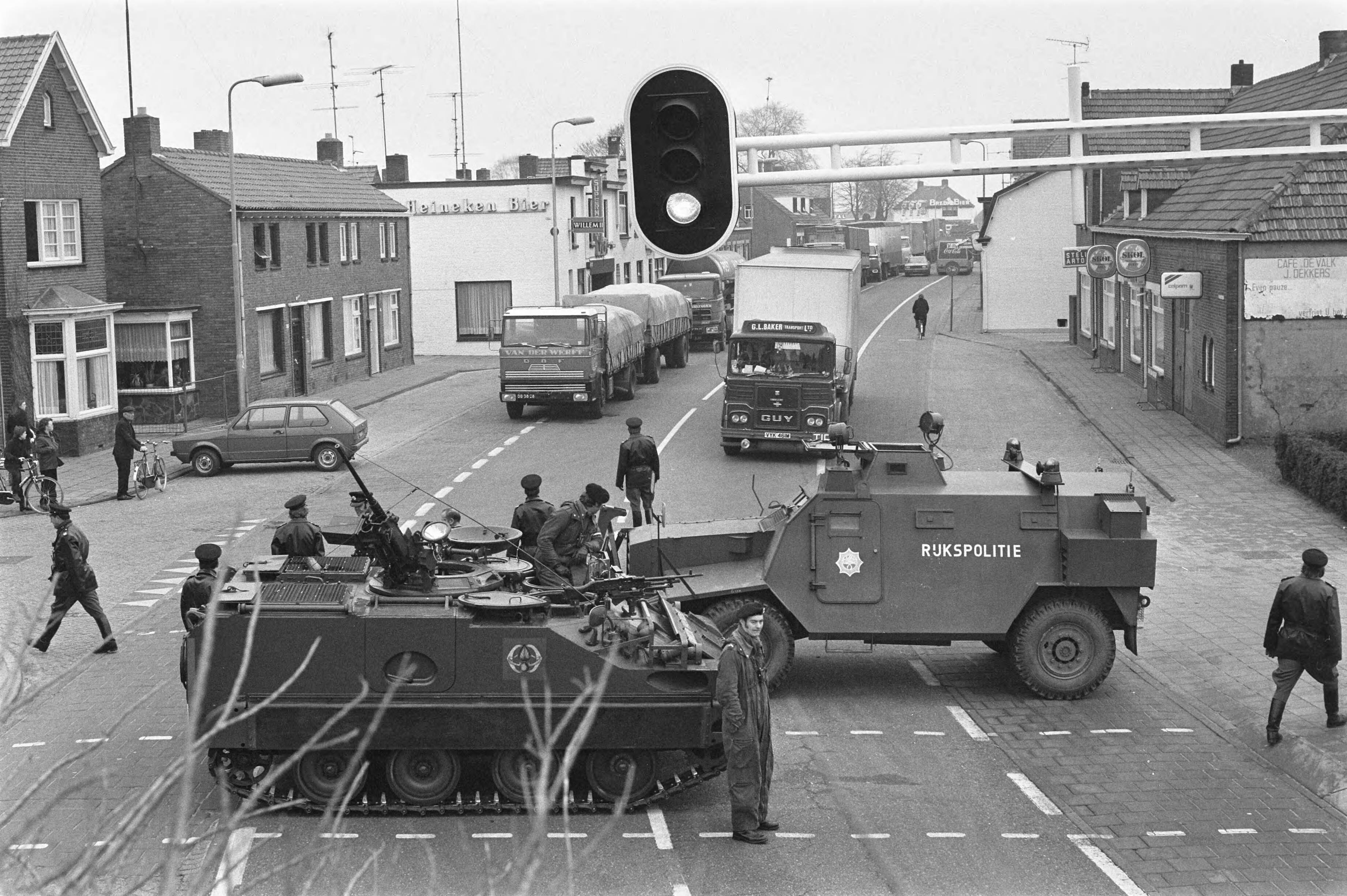 Fotocollectie Anefo — Door vrachtwagens geblokkeerde grensovergang Wernhout/Wuustwezel. De Marechaussee ontruimd; pantserwagens versperren toegangswegen tot grensovergang — Foto: Mieremet, Rob / Anefo. Licentie: Set B: Rechtenvrij / Publiek Domein. Bron: Nationaal Archief. http://hdl.handle.net/10648/ac5bb3f0-d0b4-102d-bcf8-003048976d84