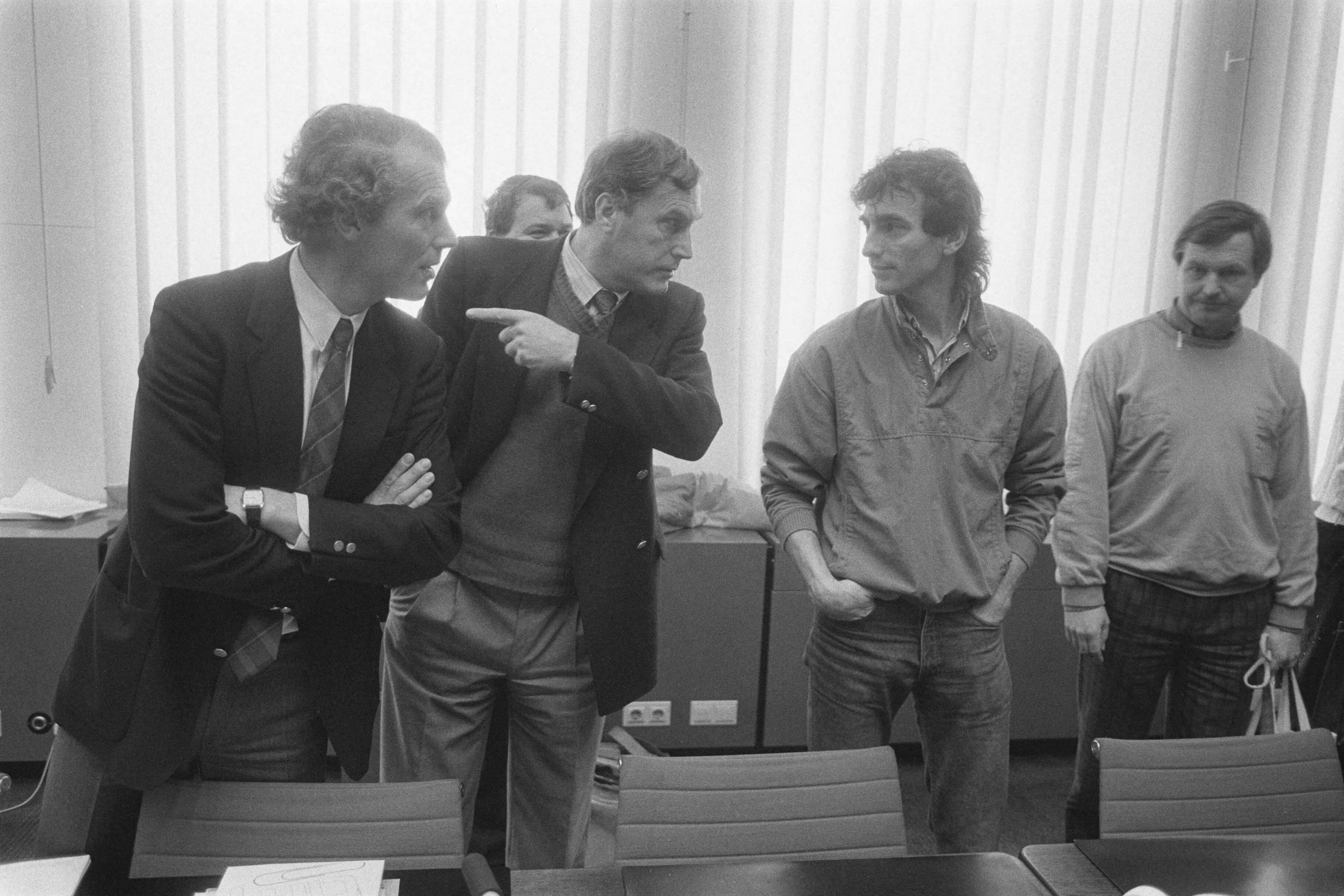 Fotocollectie Anefo — Overleg stukgoedsector Rotterdam in Den Haag met commissie Van der Louw ; stakingsleider Paul Rosenmöller wordt door De Boer zijn plaats gewezen — Foto: Bogaerts, Rob / Anefo. Licentie: Set B: Rechtenvrij / Publiek Domein. Bron: Nationaal Archief. http://hdl.handle.net/10648/ad5c8b3a-d0b4-102d-bcf8-003048976d84