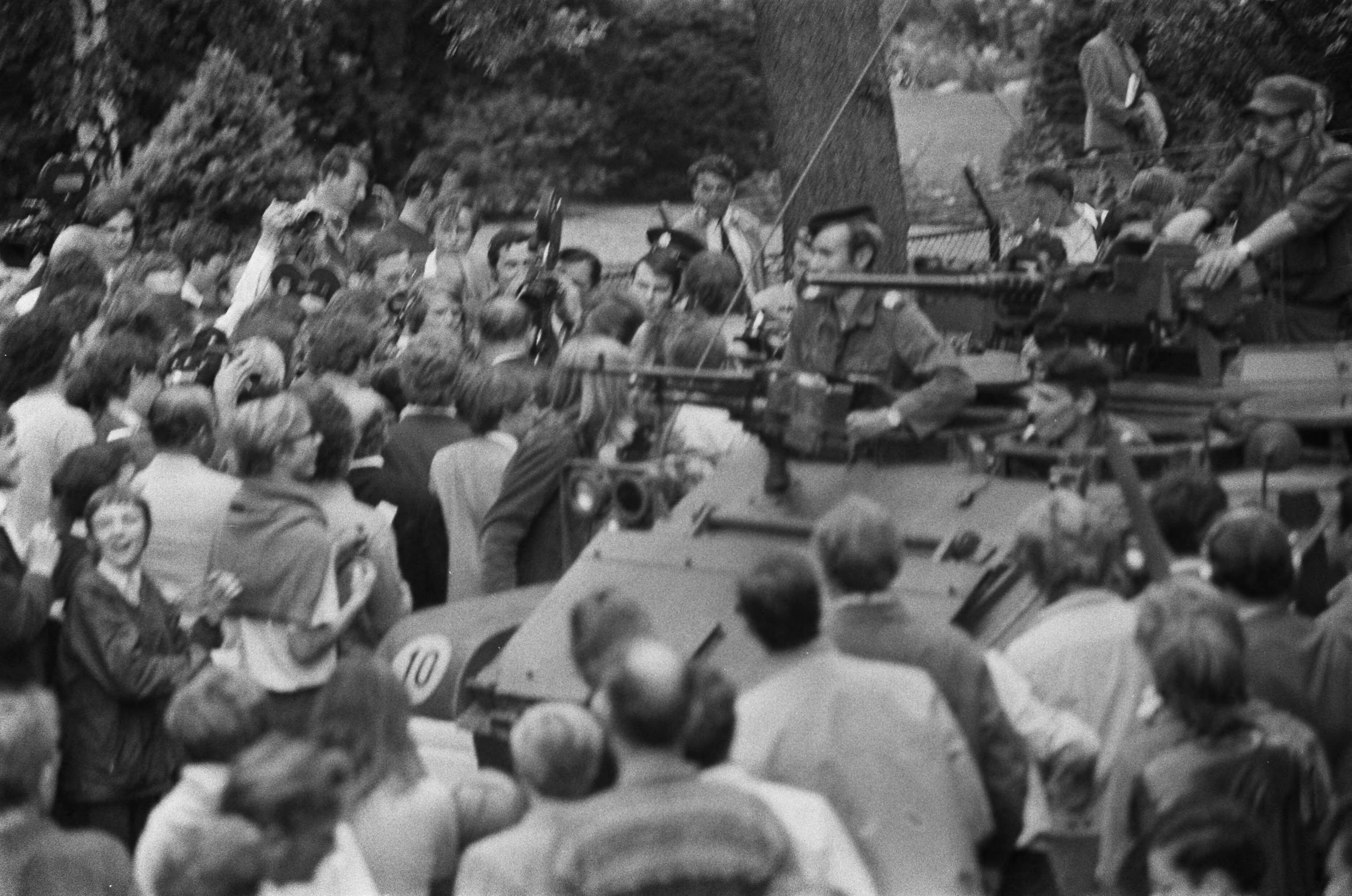Fotocollectie Anefo — Ambonezen bezetten woning van Indonesische Ambassadeur, Wassenaar; persconferentie na ontruiming van luns en de jong — Foto: Evers, Joost / Anefo. Licentie: Set B: Rechtenvrij / Publiek Domein. Bron: Nationaal Archief. http://hdl.handle.net/10648/aba18264-d0b4-102d-bcf8-003048976d84
