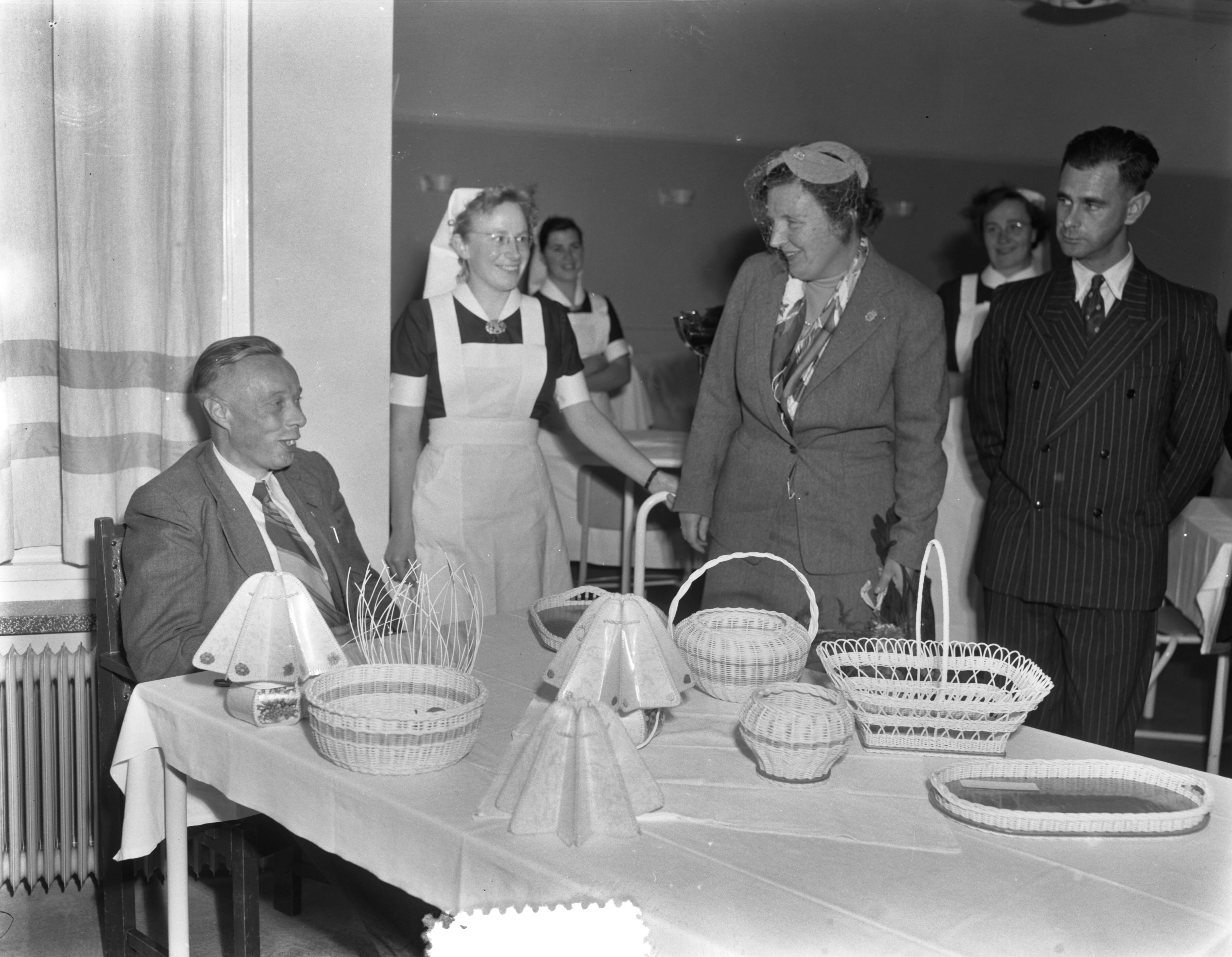 Koningin Juliana verricht de opening van de uitbreiding van het verpleeghuis Der Boede — Koningin Juliana op Duiveland, Koningin Juliana praat met een bewoner — Foto: Duinen, G.W. van / Anefo. Licentie: Set B: Rechtenvrij / Publiek Domein. Bron: Nationaal Archief. http://hdl.handle.net/10648/a914392e-d0b4-102d-bcf8-003048976d84