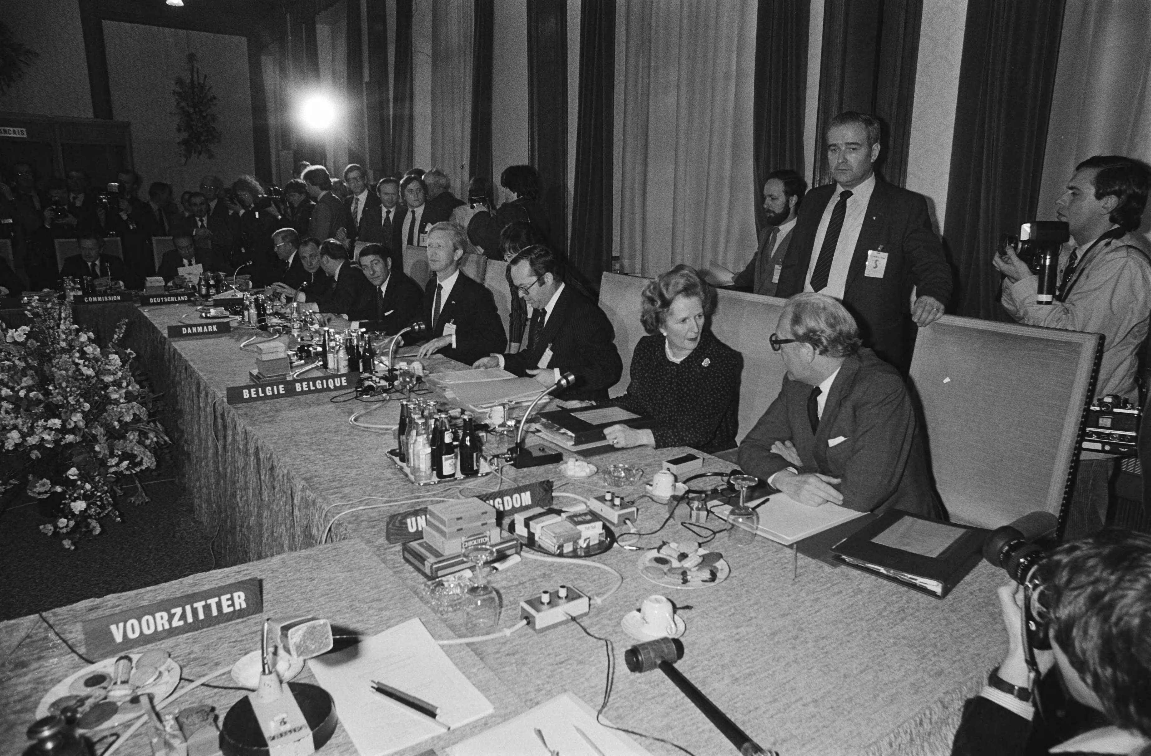 Fotocollectie Anefo — Europese Raad in Maastricht, overzicht in Stadhuis van de conferentie, 6a Van Agt — Foto: Croes, Rob C. / Anefo. Licentie: Set B: Rechtenvrij / Publiek Domein. Bron: Nationaal Archief. http://hdl.handle.net/10648/acf7cba0-d0b4-102d-bcf8-003048976d84