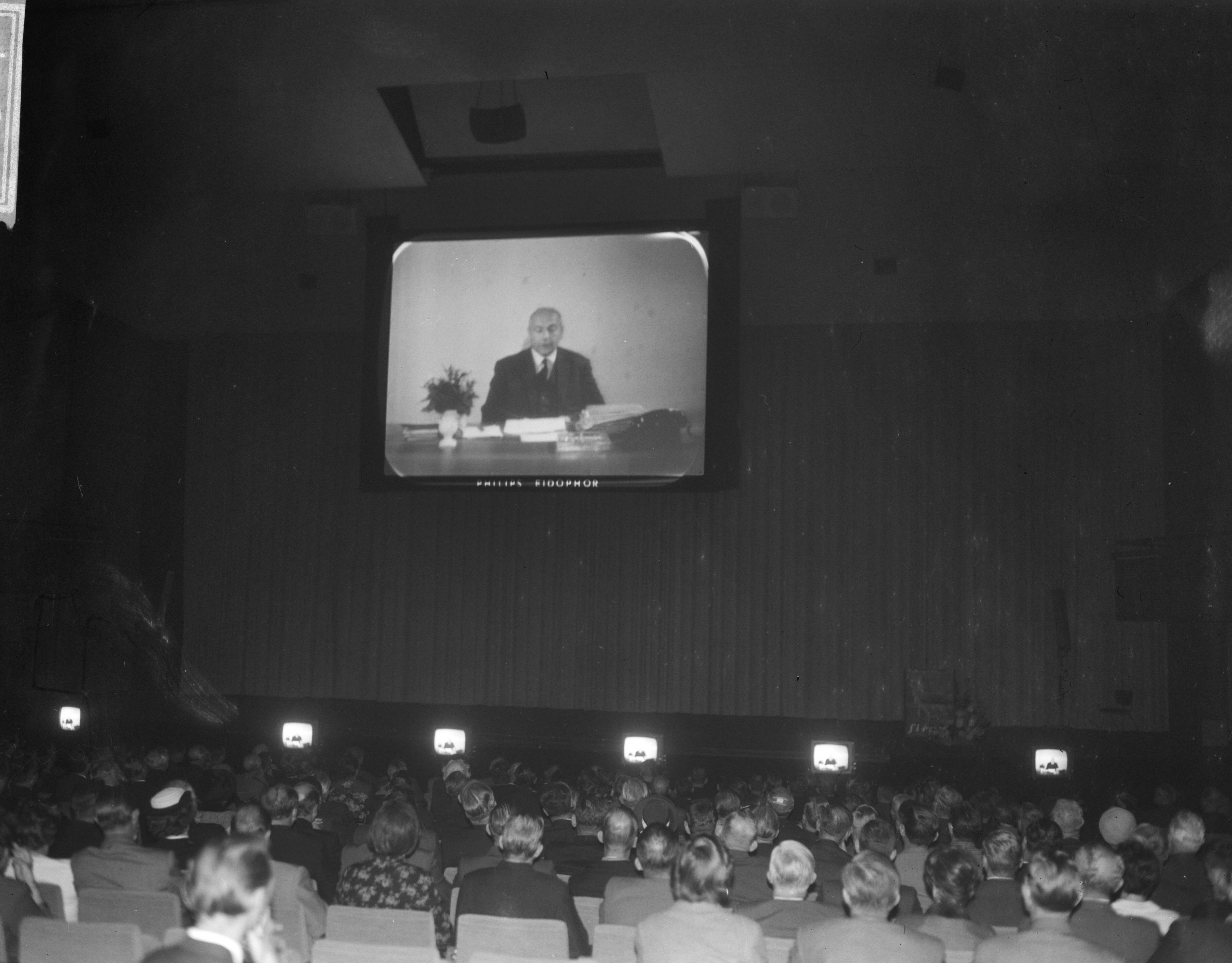 Fotocollectie Anefo — Firato 1965. Minister Den Uyl opende de Firato 1965 vanuit Den Haag via een "live" TV-verbinding — Foto: Nijs, Jac. de / Anefo. Licentie: Set B: Rechtenvrij / Publiek Domein. Bron: Nationaal Archief. http://hdl.handle.net/10648/aac10b62-d0b4-102d-bcf8-003048976d84