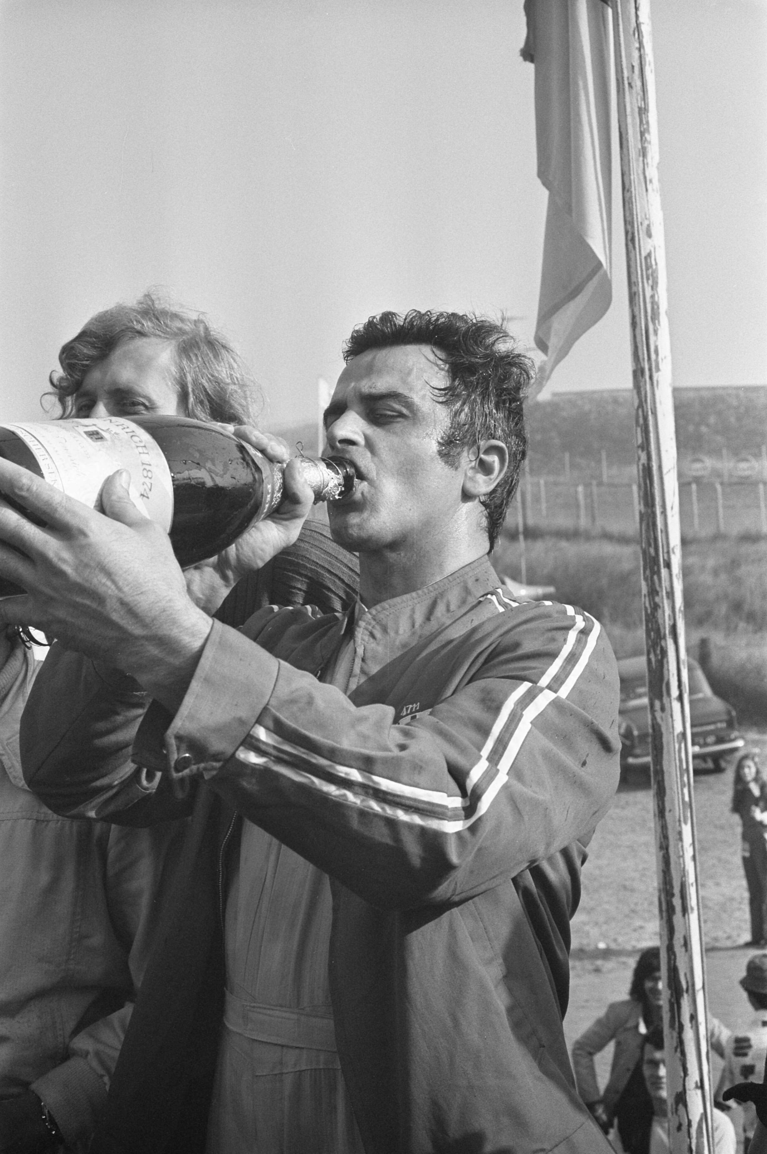 Fotocollectie Anefo — Slotraces op Zandvoort (auto), Akersloot, Deen en Han Tj (32), Nico Chiotakis met beker en champagne — Foto: Croes, Rob C. / Anefo. Licentie: Set B: Rechtenvrij / Publiek Domein. Bron: Nationaal Archief. http://hdl.handle.net/10648/abf8ad64-d0b4-102d-bcf8-003048976d84