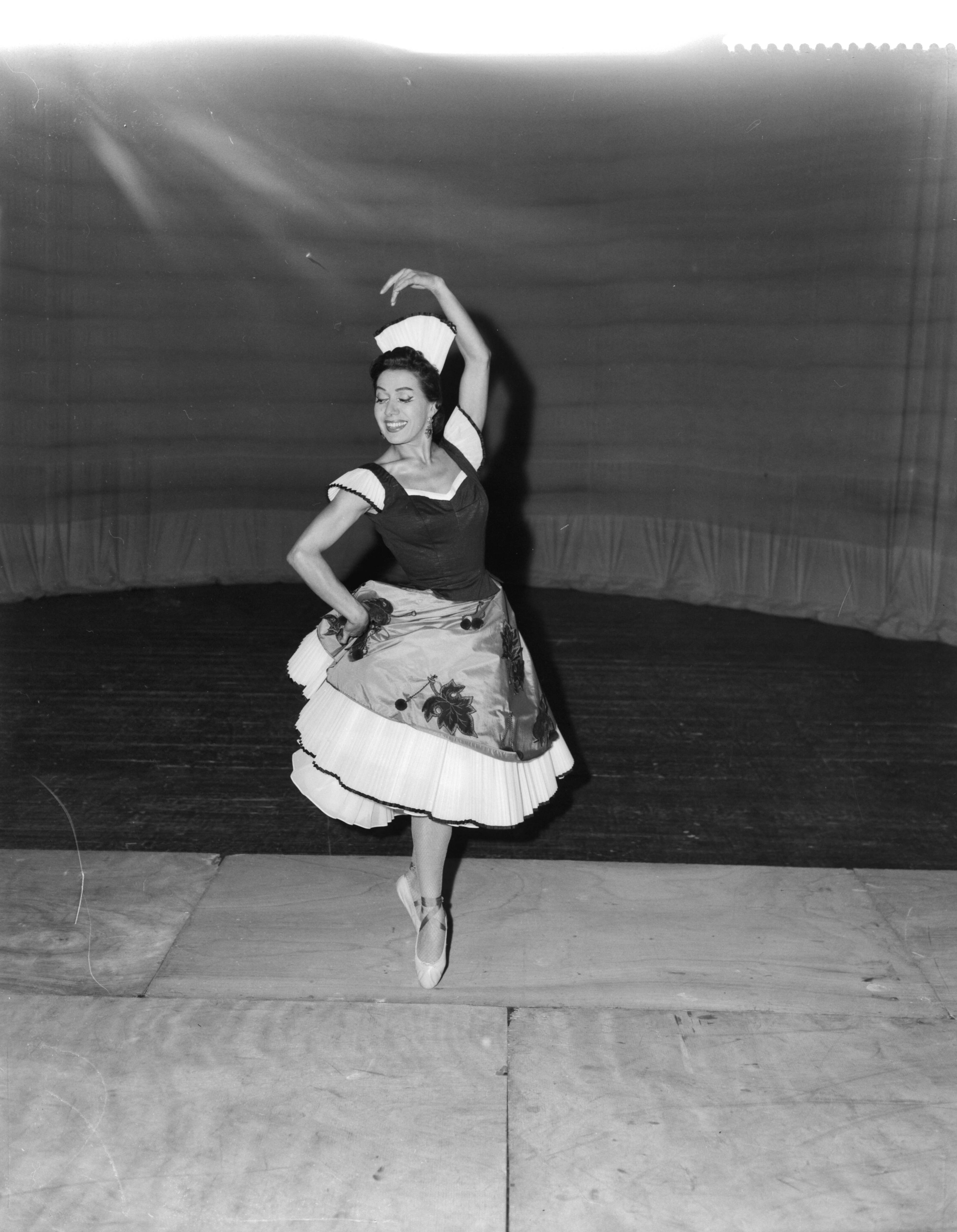 Fotocollectie Anefo — Spaanse danseres Mariemma treedt op in Kurhaus Scheveningen — Foto: Behrens, Herbert F. / Anefo. Licentie: Set B: Rechtenvrij / Publiek Domein. Bron: Nationaal Archief. http://hdl.handle.net/10648/a98229d4-d0b4-102d-bcf8-003048976d84