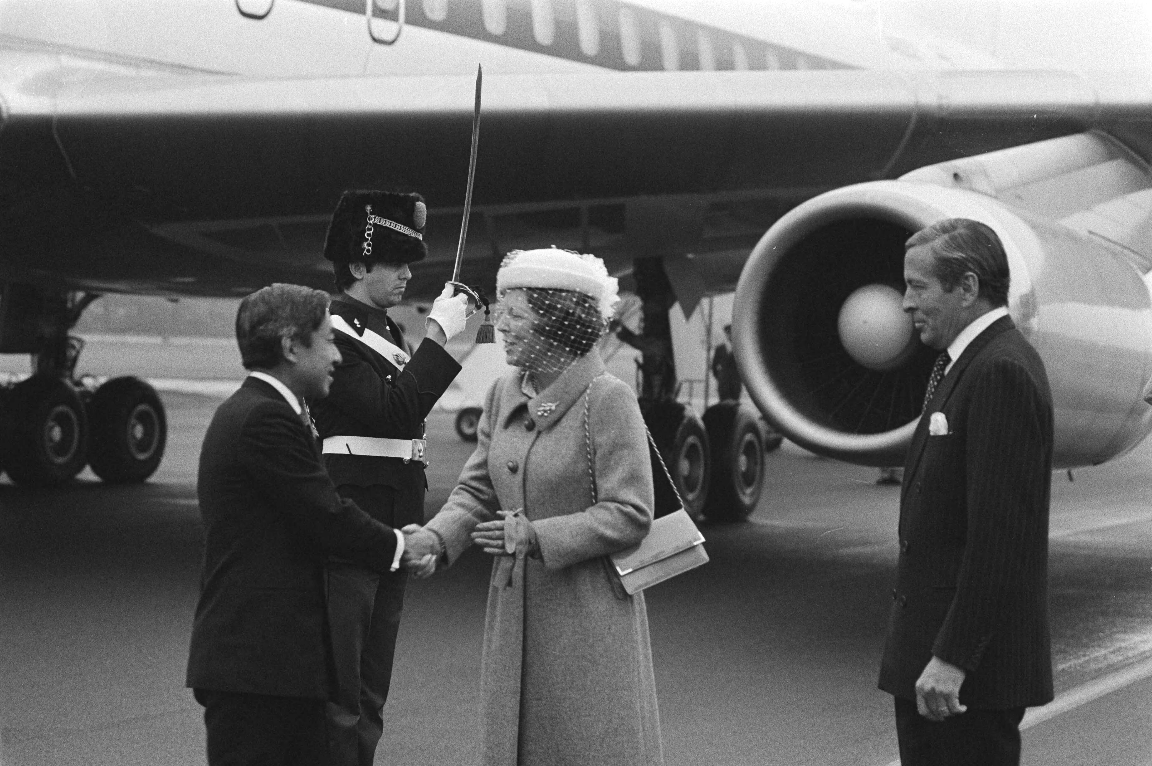 Staatsbezoek van het kroonprinselijk paar van Japan aan Nederland — Aankomst op vliegbasis Soesterberg; prinses Beatrix begroet kroonprins Akihito, rechts prins Claus — Foto: Suyk, Koen / Anefo. Licentie: Set B: Rechtenvrij / Publiek Domein. Bron: Nationaal Archief. http://hdl.handle.net/10648/acd243ee-d0b4-102d-bcf8-003048976d84