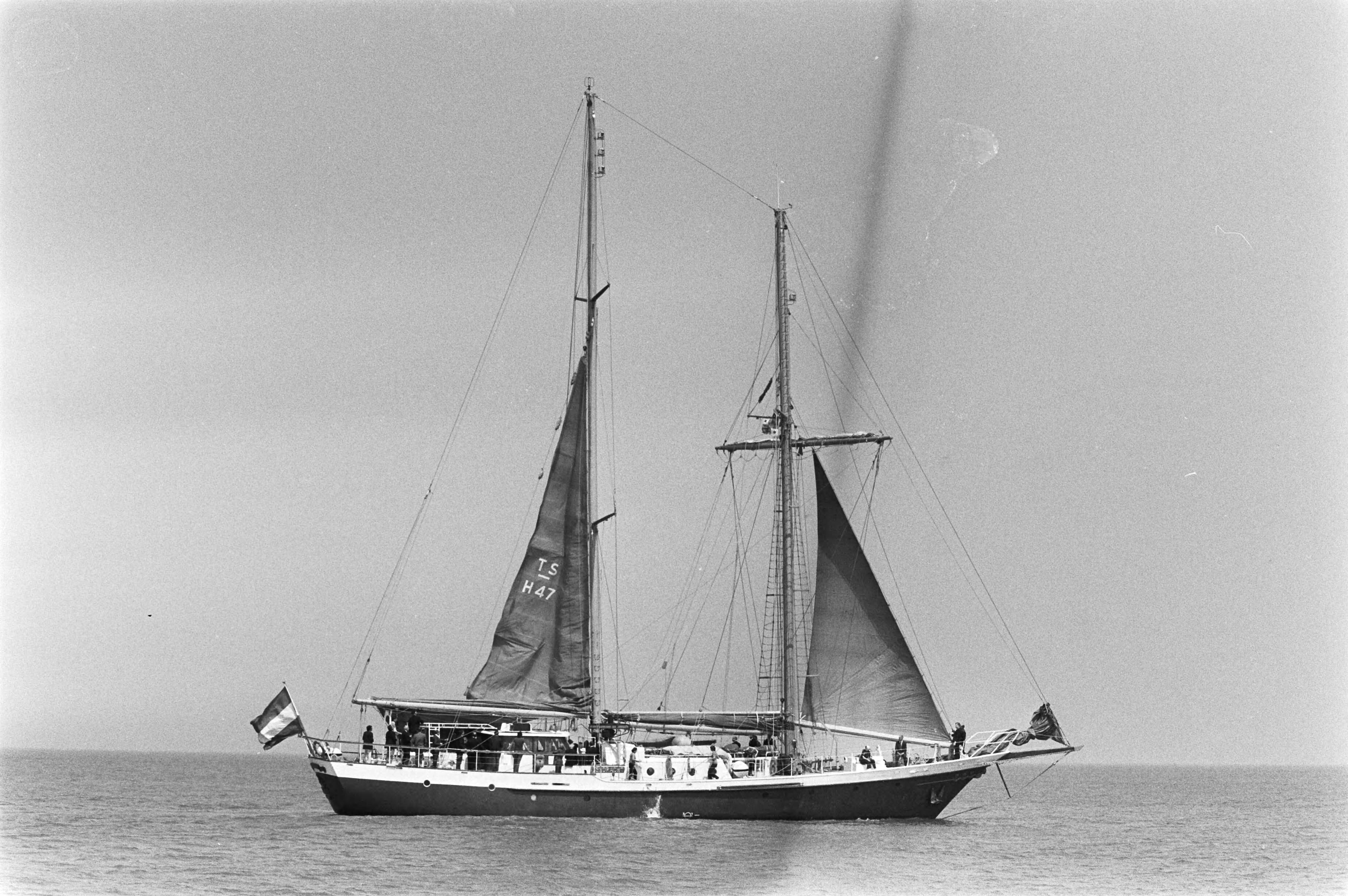 Fotocollectie Anefo — Prins Bernhard bezoekt zeezeilschip de Eendracht in Scheveningen; de Eendracht met volle zeilen — Foto: Verhoeff, Bert / Anefo. Licentie: Set B: Rechtenvrij / Publiek Domein. Bron: Nationaal Archief. http://hdl.handle.net/10648/acb4dfca-d0b4-102d-bcf8-003048976d84