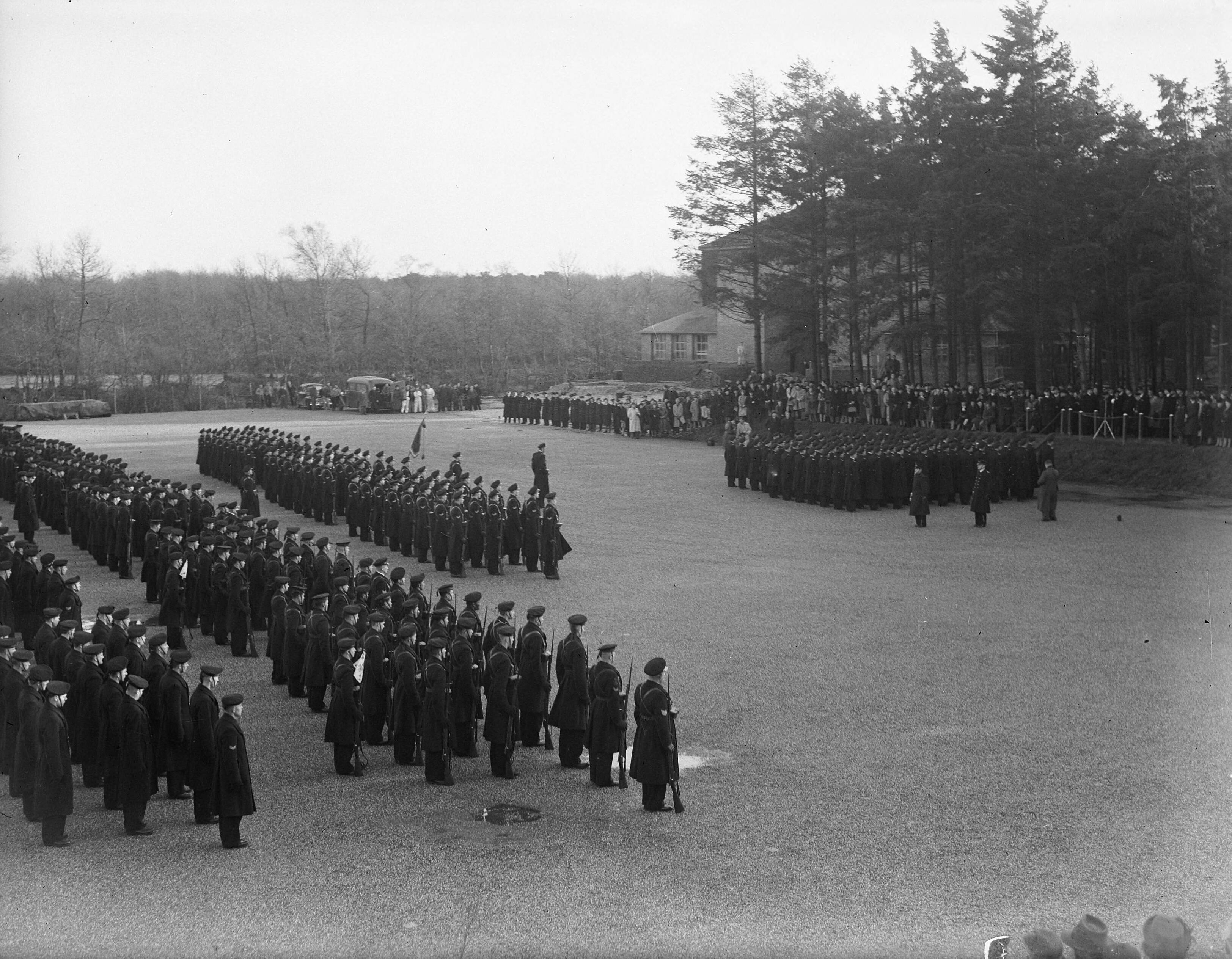 Beëdiging 100 adelborsten MOC te Zeist — Overzicht — Foto: Noske, J.D. / Anefo. Licentie: Set B: Rechtenvrij / Publiek Domein. Bron: Nationaal Archief. http://hdl.handle.net/10648/a8b18586-d0b4-102d-bcf8-003048976d84