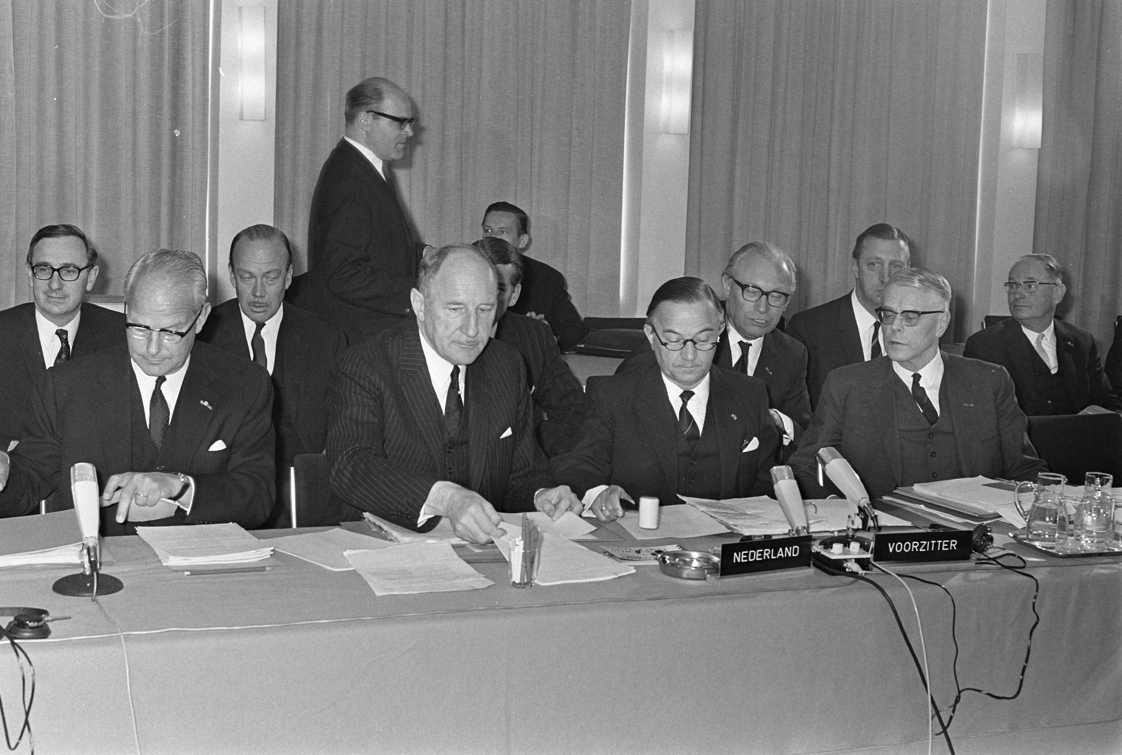 Fotocollectie Anefo — Benelux Regeringsconferentie in Congresgebouw, Den Haag links minister Luns en rechts de Jong in gesprek achter conferentietafel — Foto: Verhoeff, Bert / Anefo. Licentie: Set B: Rechtenvrij / Publiek Domein. Bron: Nationaal Archief. http://hdl.handle.net/10648/ab6701b6-d0b4-102d-bcf8-003048976d84