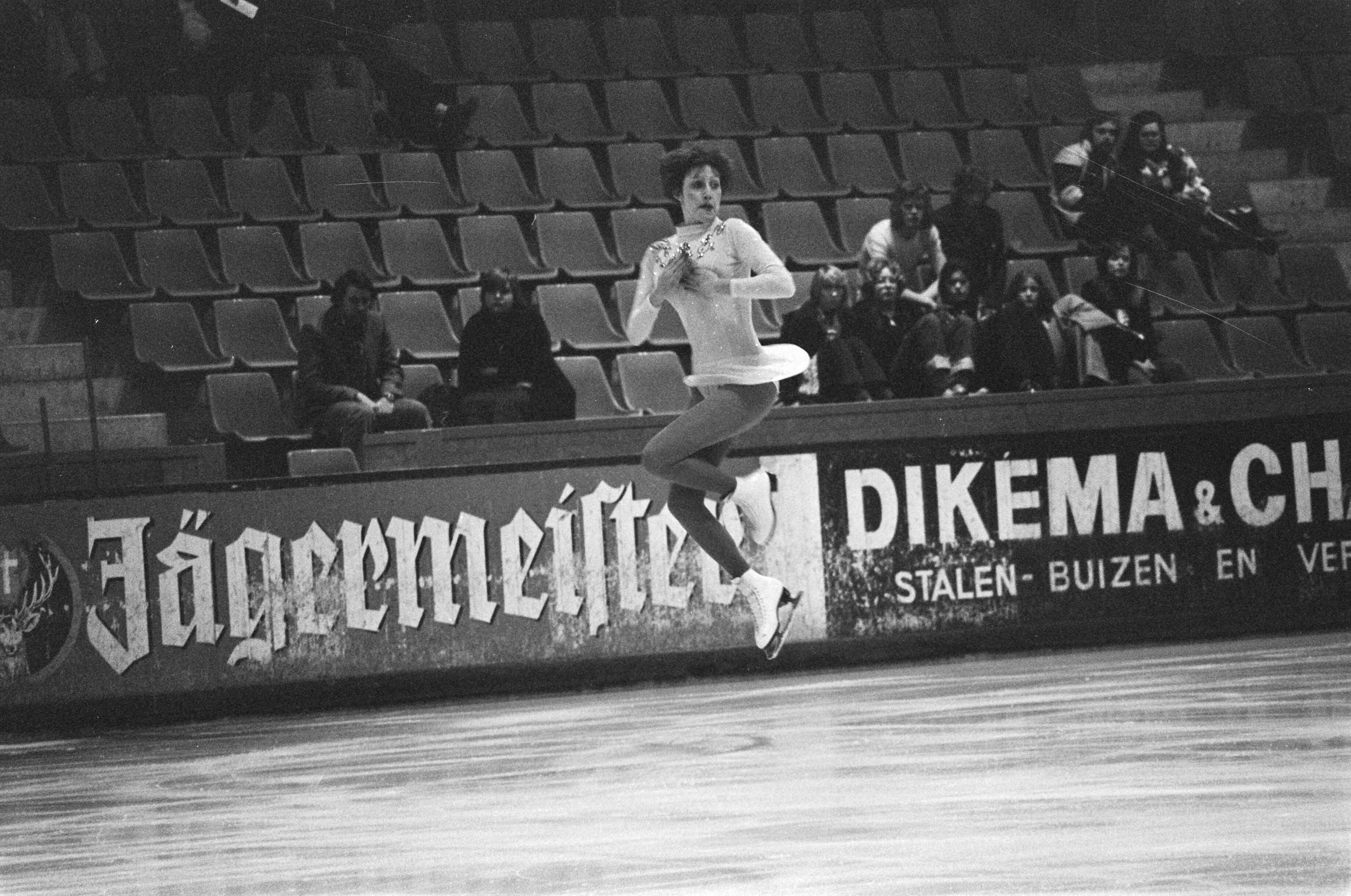 Fotocollectie Anefo — Nationale kampioenschappen kunstrijden, Den Haag ; Diane de Leeuw in aktie — Foto: Mieremet, Rob / Anefo. Licentie: Set B: Rechtenvrij / Publiek Domein. Bron: Nationaal Archief. http://hdl.handle.net/10648/ac7a2542-d0b4-102d-bcf8-003048976d84