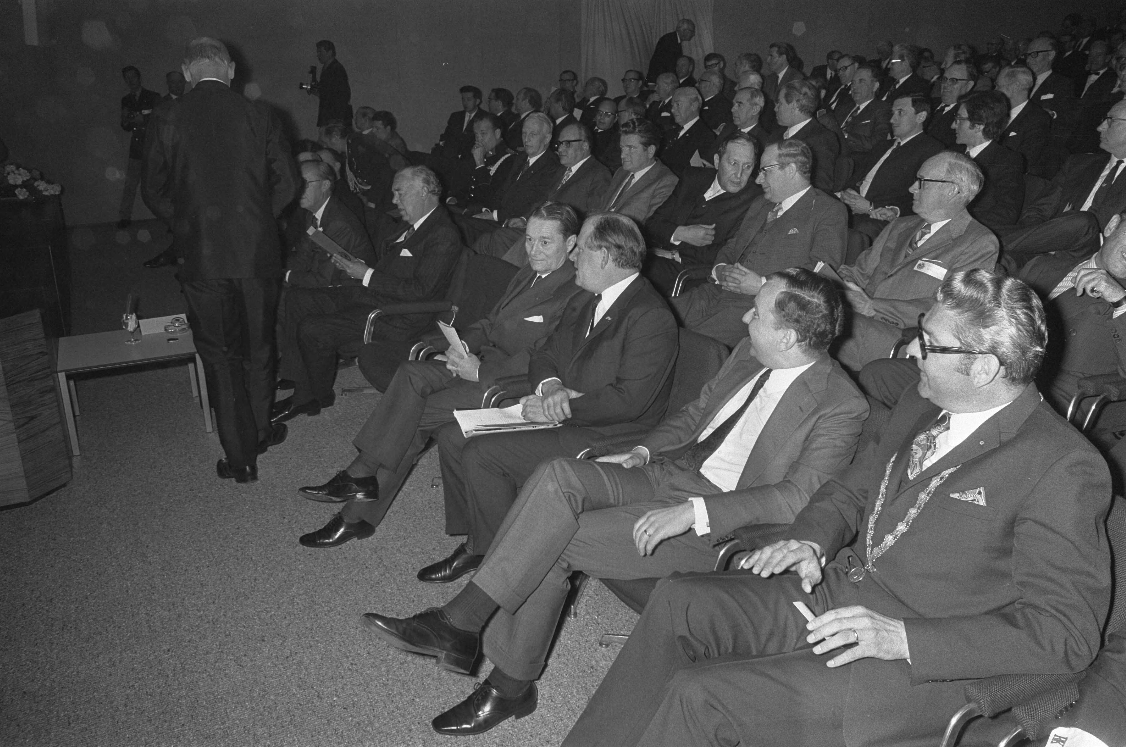 Opening van A. B. Svenska Kullagerfabriken Research Centre te Jutphaas door Prins Bernhard en prins Bert van Zweden — Prins Bernhard en prins Bert van Zweden tijdens openingsbijeenkomst — Foto: Fotograaf Onbekend / Anefo. Licentie: Set B: Rechtenvrij / Publiek Domein. Bron: Nationaal Archief. http://hdl.handle.net/10648/abe76360-d0b4-102d-bcf8-003048976d84