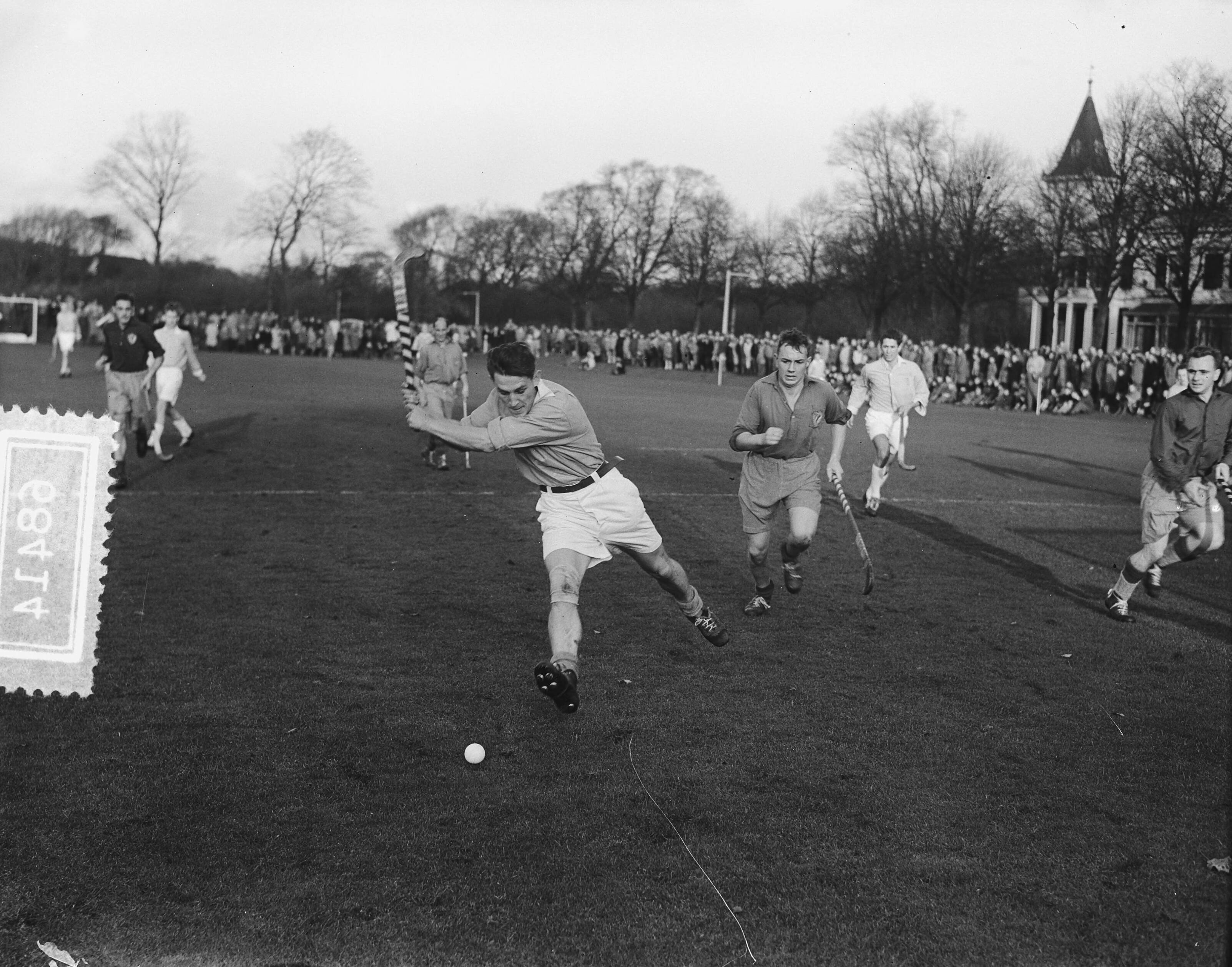 Fotocollectie Anefo — Hockey. BMHC tegen HHYC 2-1. Spelmoment — Foto: Duinen, H. van / Anefo. Licentie: Set B: Rechtenvrij / Publiek Domein. Bron: Nationaal Archief. http://hdl.handle.net/10648/a92ce078-d0b4-102d-bcf8-003048976d84