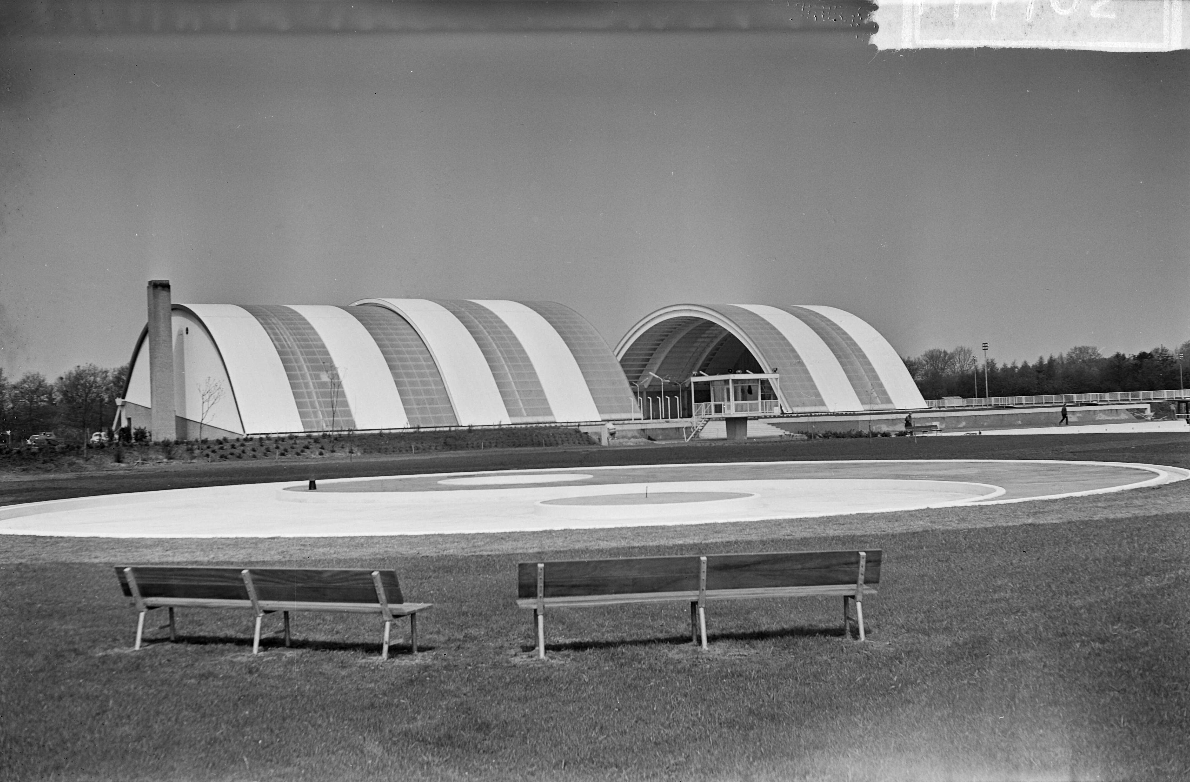 Fotocollectie Anefo — Nieuw zwembad te Emmenzwembad met kap half weggeschoven — Foto: Kroon, Ron / Anefo. Licentie: Set B: Rechtenvrij / Publiek Domein. Bron: Nationaal Archief. http://hdl.handle.net/10648/aaa85162-d0b4-102d-bcf8-003048976d84