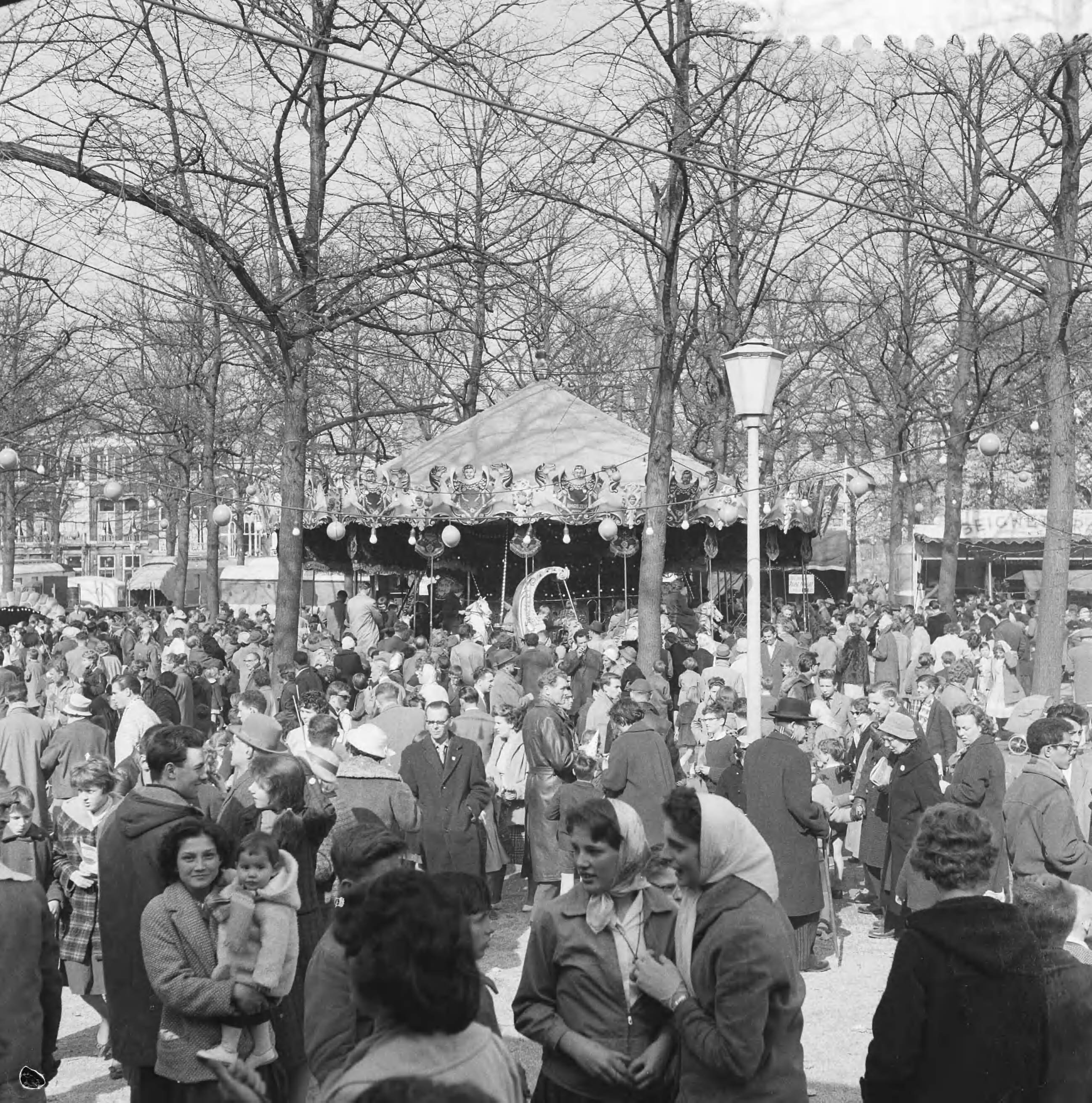 Koninginnedag 1960 — Viering Koninginnedag aan het Korte Voorhout te Den Haag — Foto: Behrens, Herbert F. / Anefo. Licentie: Set B: Rechtenvrij / Publiek Domein. Bron: Nationaal Archief. http://hdl.handle.net/10648/a9ad77a6-d0b4-102d-bcf8-003048976d84