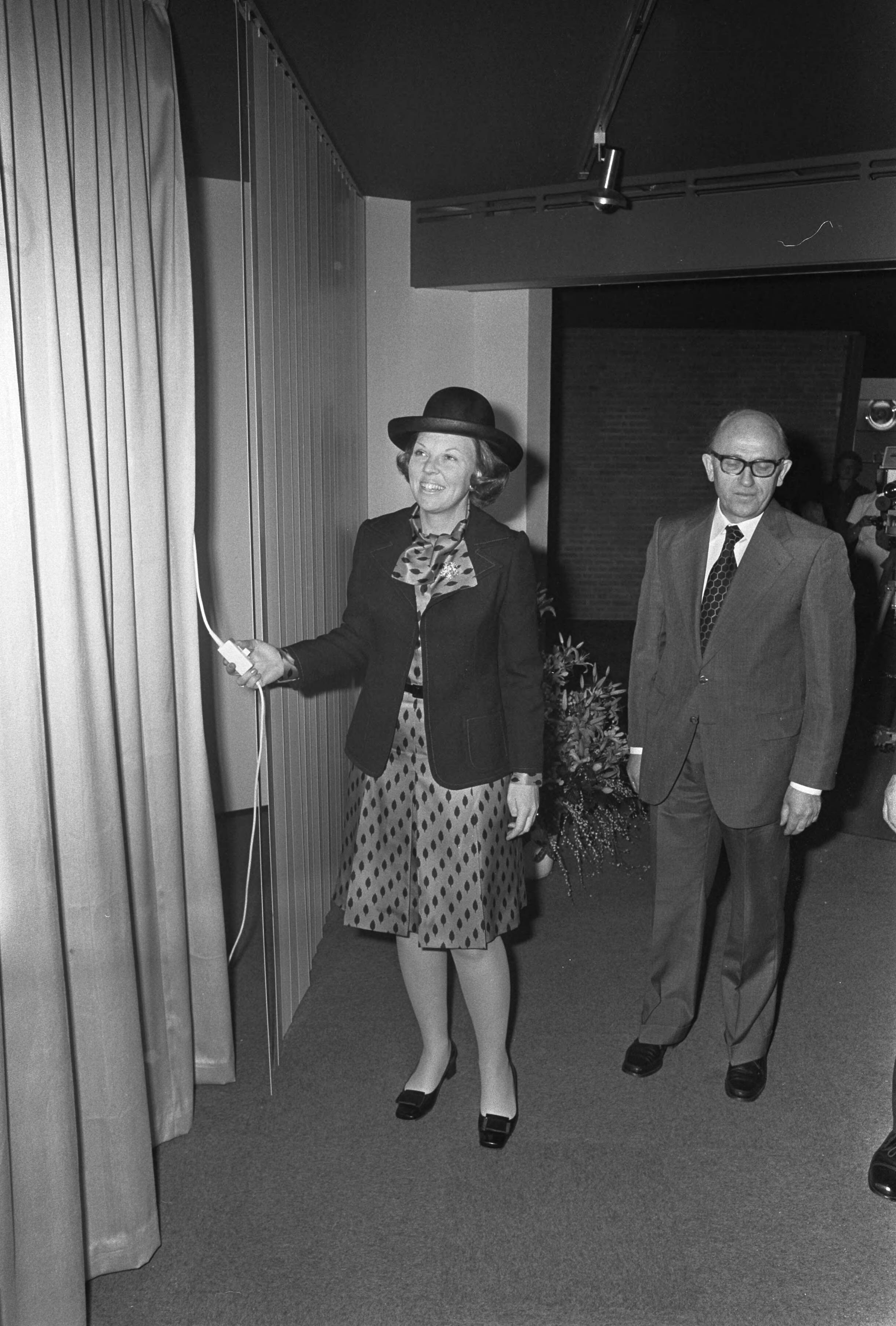 Beatrix opent nieuw Diaconessenziekenhuis in Heemstede — Beatrix verricht opening — Foto: Fotograaf Onbekend / Anefo. Licentie: Set B: Rechtenvrij / Publiek Domein. Bron: Nationaal Archief. http://hdl.handle.net/10648/ac4ab6cc-d0b4-102d-bcf8-003048976d84