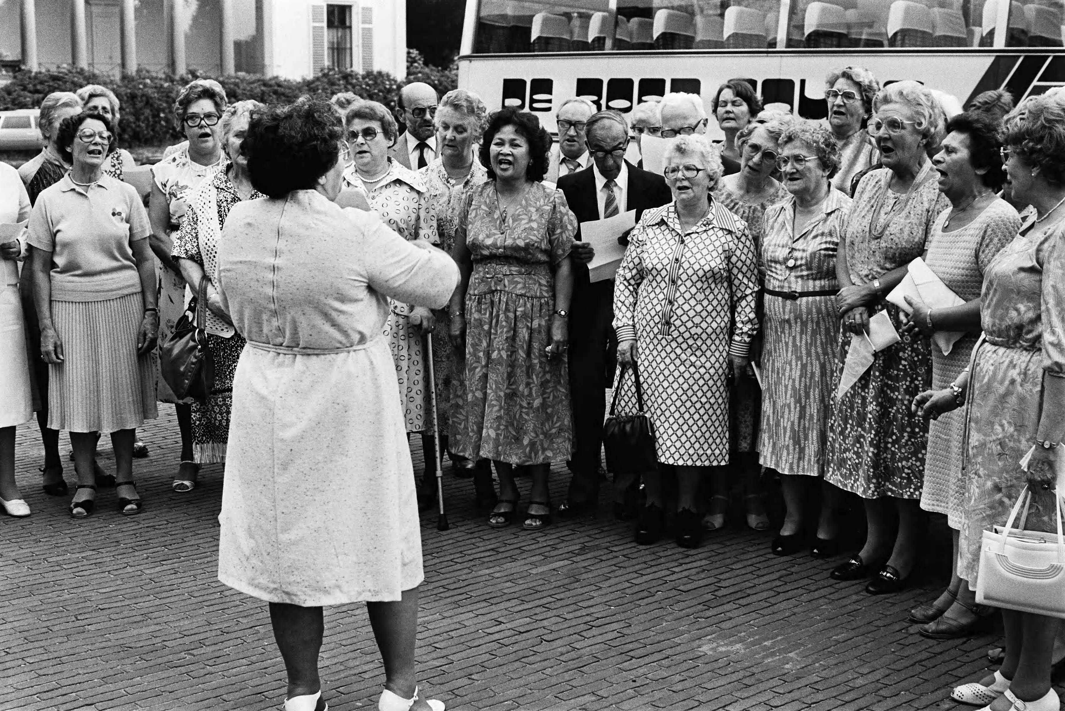 Fotocollectie Anefo — Traditionele bejaardendefile ter ere van Prinses Juliana op Soestdijk; Prinses Juliana meezingend met het bejaardenkoor "Jong geleerd Oud gedaan" / — Foto: Croes, Rob C. / Anefo. Licentie: Set B: Rechtenvrij / Publiek Domein. Bron: Nationaal Archief. http://hdl.handle.net/10648/acfd41d4-d0b4-102d-bcf8-003048976d84