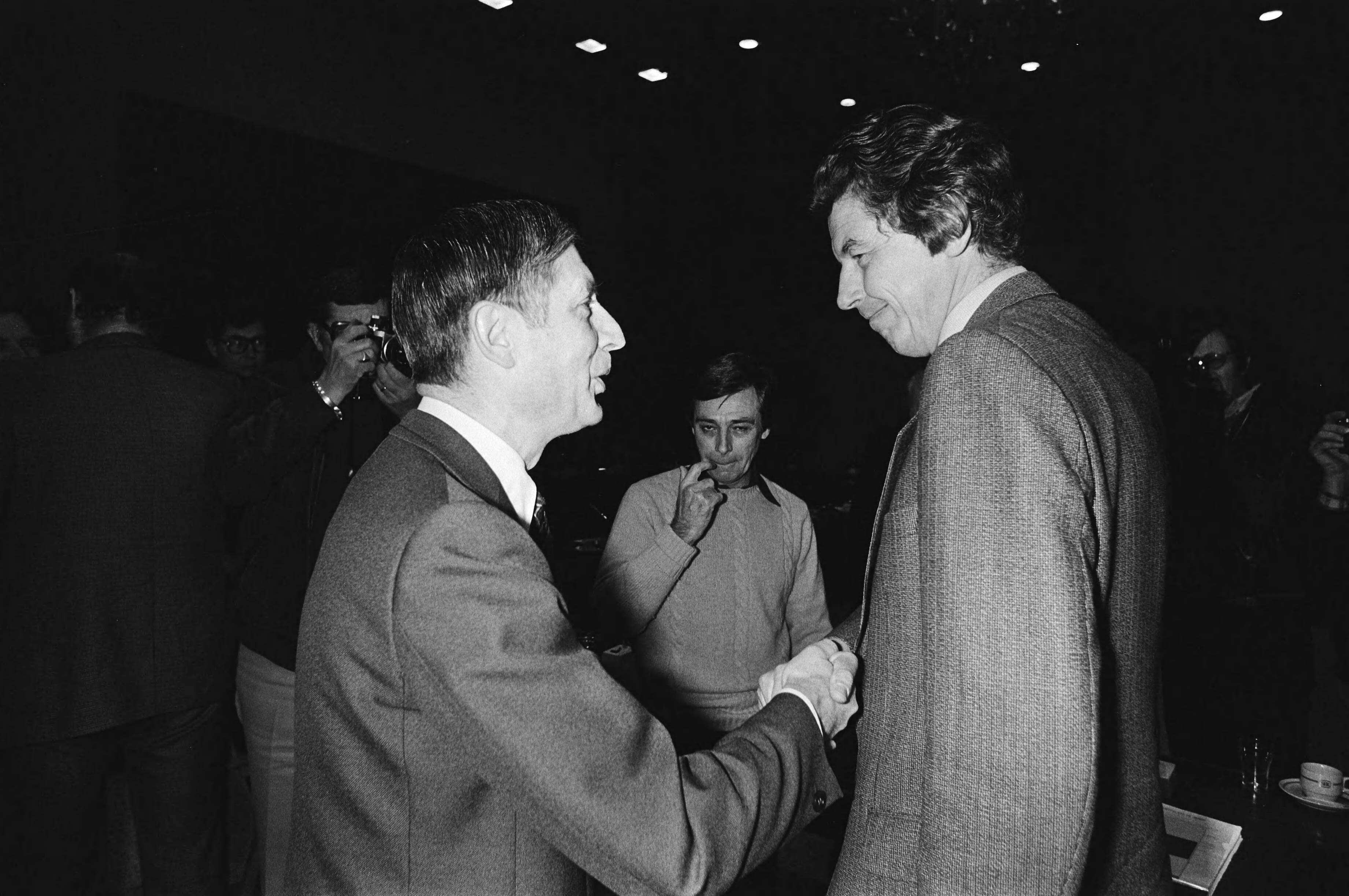 Fotocollectie Anefo — Loonoverleg met regering in SER Den Haag ; premier van Agt (links) in gesprek met FNV voorzitter Kok — Foto: Suyk, Koen / Anefo. Licentie: Set B: Rechtenvrij / Publiek Domein. Bron: Nationaal Archief. http://hdl.handle.net/10648/acd7e5ba-d0b4-102d-bcf8-003048976d84