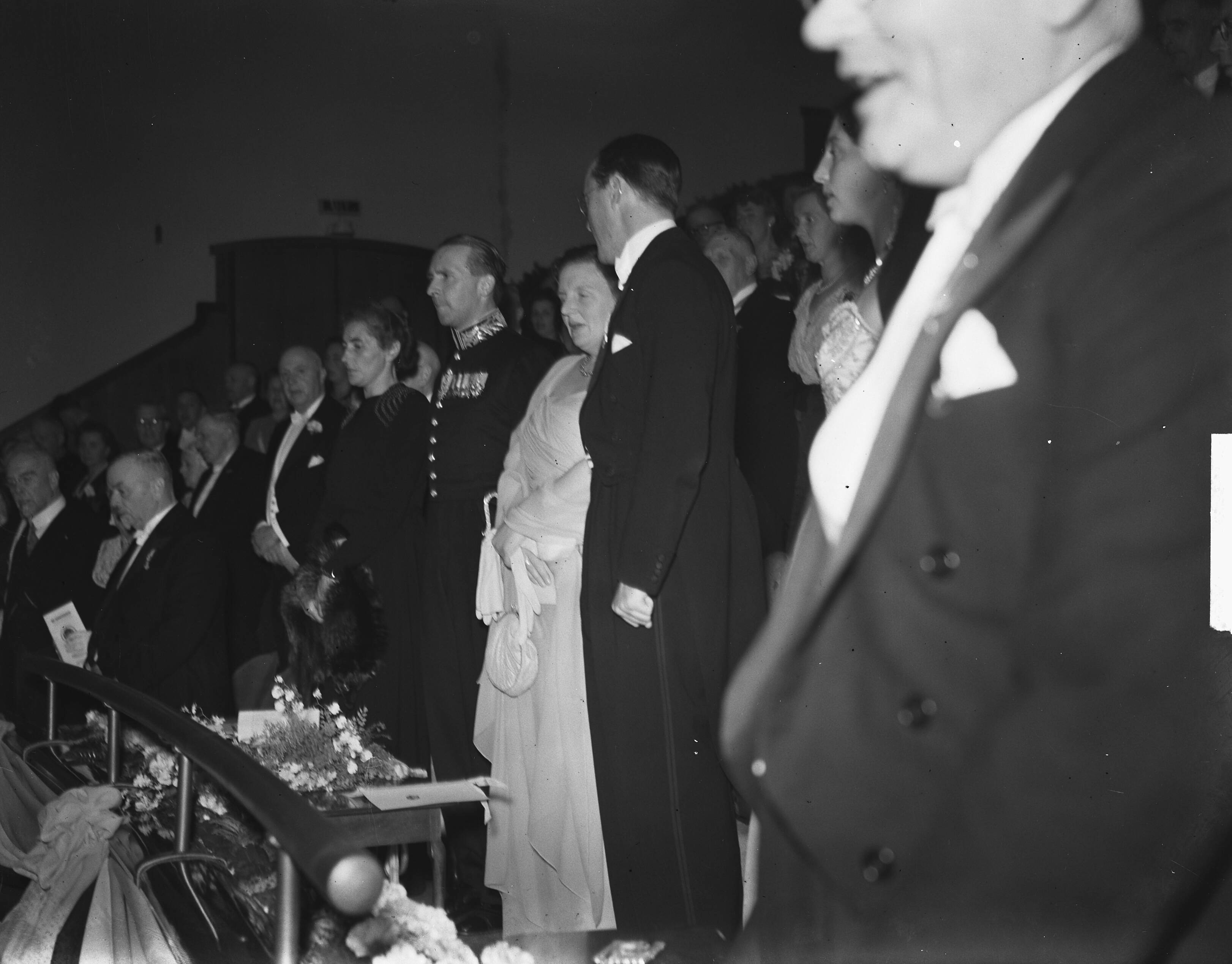 Koninklijk bezoek aan Friesland (1950) — Bezoek koningin Juliana en prins Bernhard aan Friesland. Leeuwarden. Bijeenkomst in gala — Foto: Noske, J.D. / Anefo. Licentie: Set B: Rechtenvrij / Publiek Domein. Bron: Nationaal Archief. http://hdl.handle.net/10648/a8dfd68e-d0b4-102d-bcf8-003048976d84