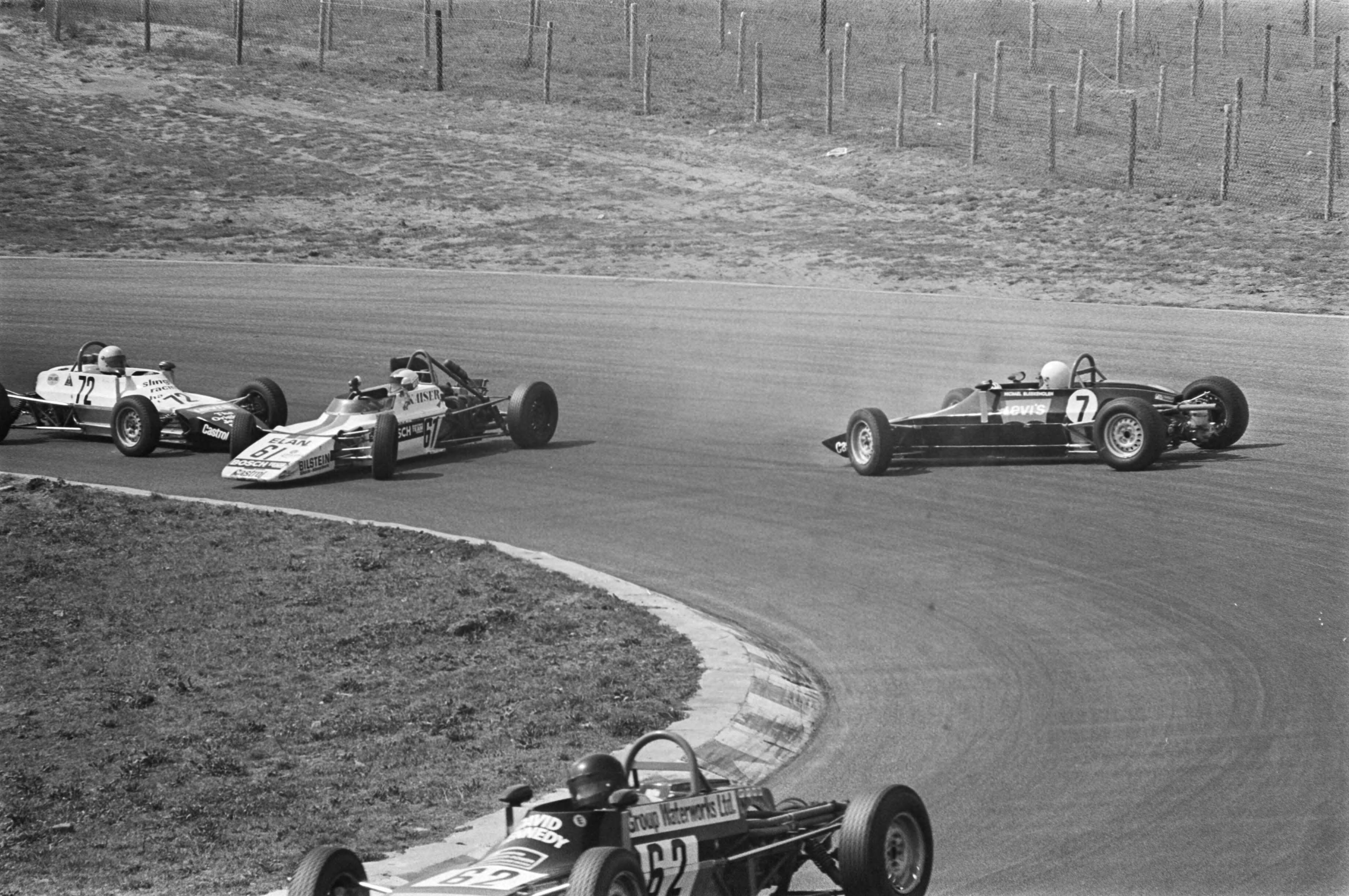 Fotocollectie Anefo — Formule Ford op circuit van Zandvoort, Keizer gaat in de fout , 7 Bleekemolen, 72 Henneman — Foto: Peters, Hans / Anefo. Licentie: Set B: Rechtenvrij / Publiek Domein. Bron: Nationaal Archief. http://hdl.handle.net/10648/ac8334d4-d0b4-102d-bcf8-003048976d84