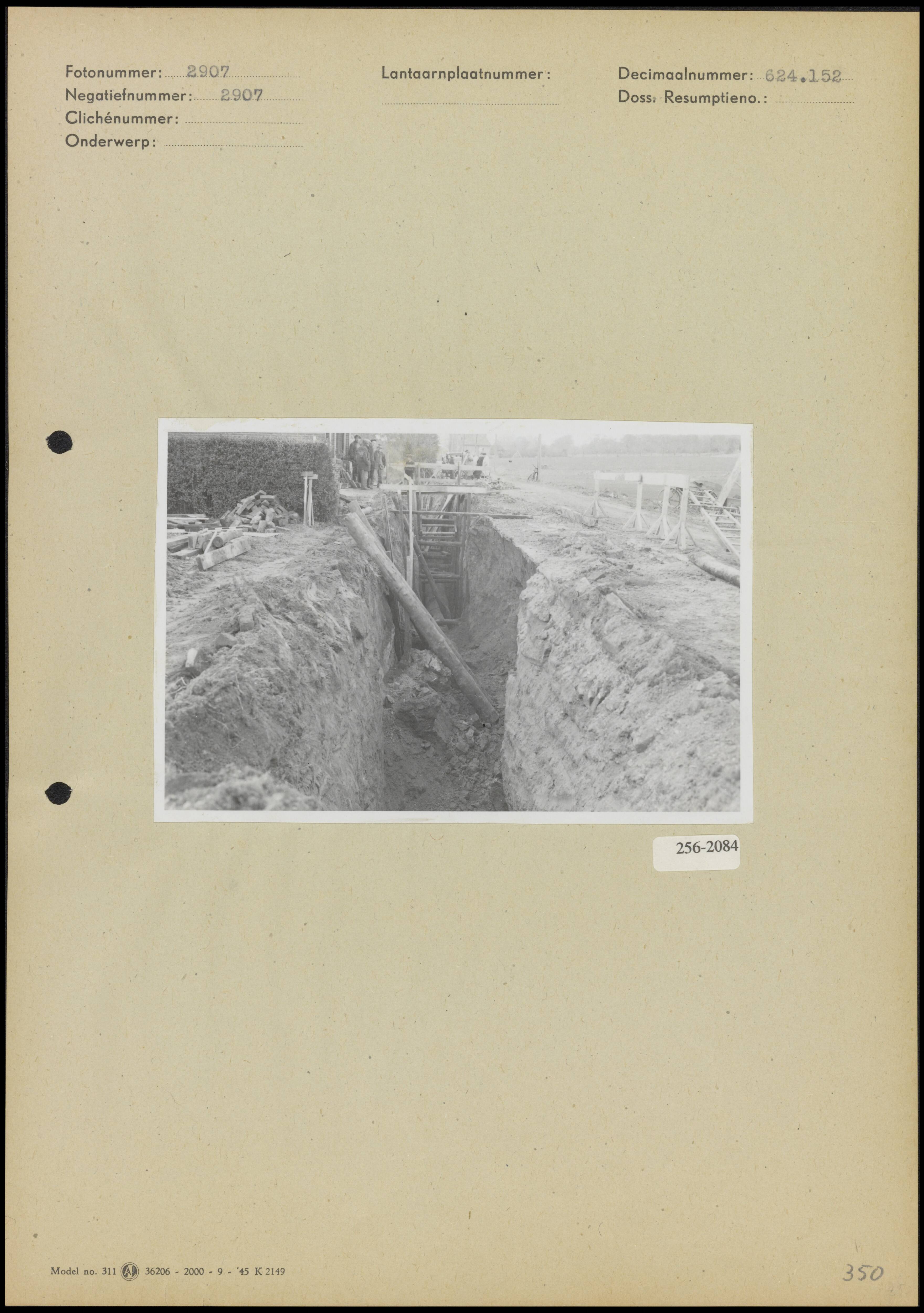 Riolering Amstenrade — Aanleg riolering, vermoedelijk te Amstenrade — Foto: Onbekend / Publiek Domein of Rechtenvrij. Licentie: Set B: Rechtenvrij / Publiek Domein. Bron: Nationaal Archief. http://hdl.handle.net/10648/b018bd76-d0b4-102d-bcf8-003048976d84