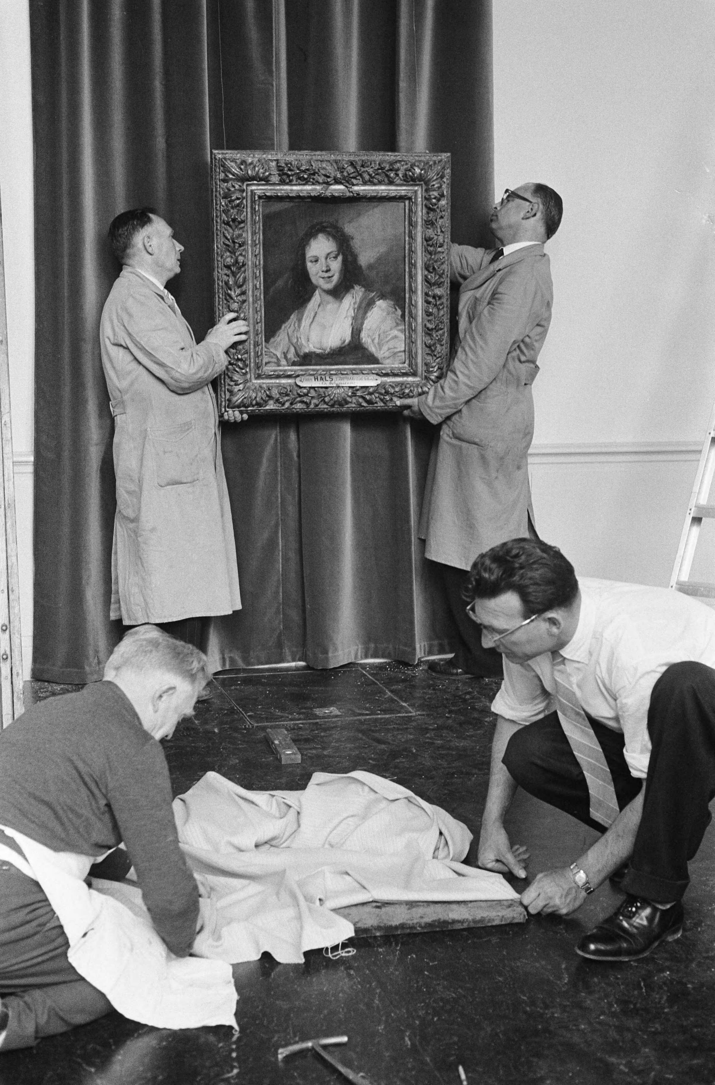 Fotocollectie Anefo — Frans Hals tentoonstelling t.g.v. 100-jarig bestaan van de Haarlemse gemeentelijke kunstverzameling en het 50-jarig bestaan van het Frans Hals museum. Ophangen van "La Bohémienne" uit het Louvre — Foto: Pot, Harry / Anefo. Licentie: Set B: Rechtenvrij / Publiek Domein. Bron: Nationaal Archief. http://hdl.handle.net/10648/aa0c7878-d0b4-102d-bcf8-003048976d84