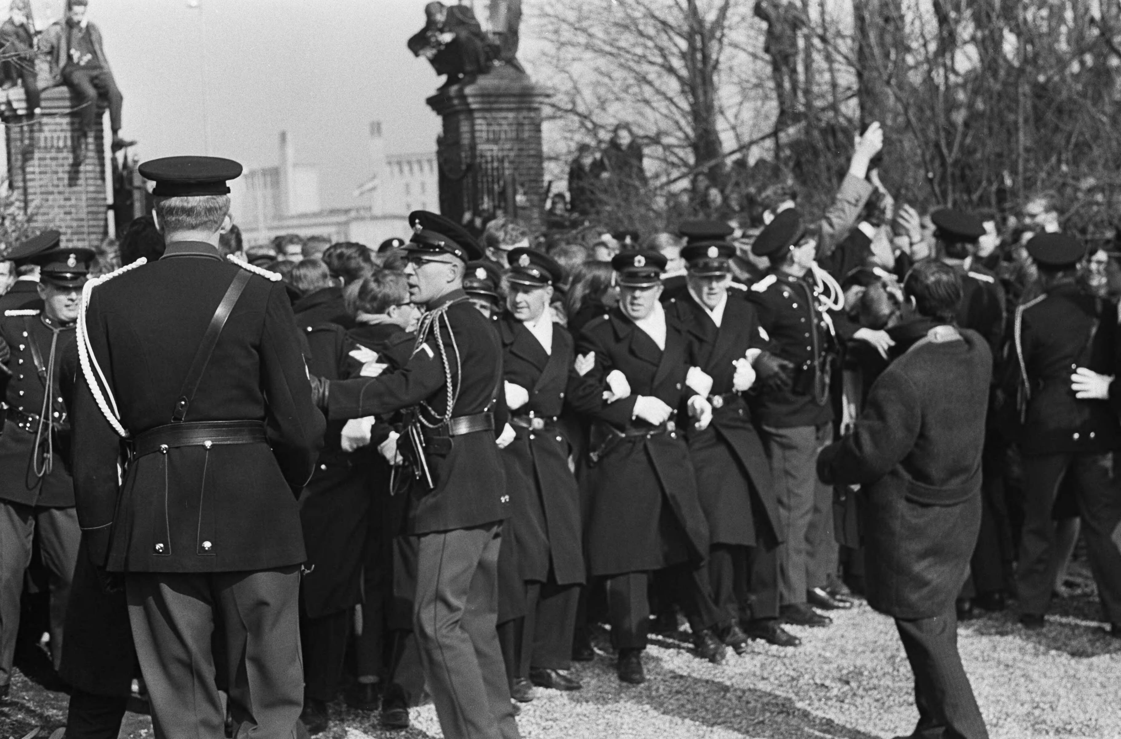 Verloofde paar prinses Margriet en Pieter van Vollenhoven in Den Haag — Verloofde paar in Den Haag , politie houdt publiek tegen — Foto: Evers, Joost / Anefo. Licentie: Set B: Rechtenvrij / Publiek Domein. Bron: Nationaal Archief. http://hdl.handle.net/10648/aa9897fe-d0b4-102d-bcf8-003048976d84