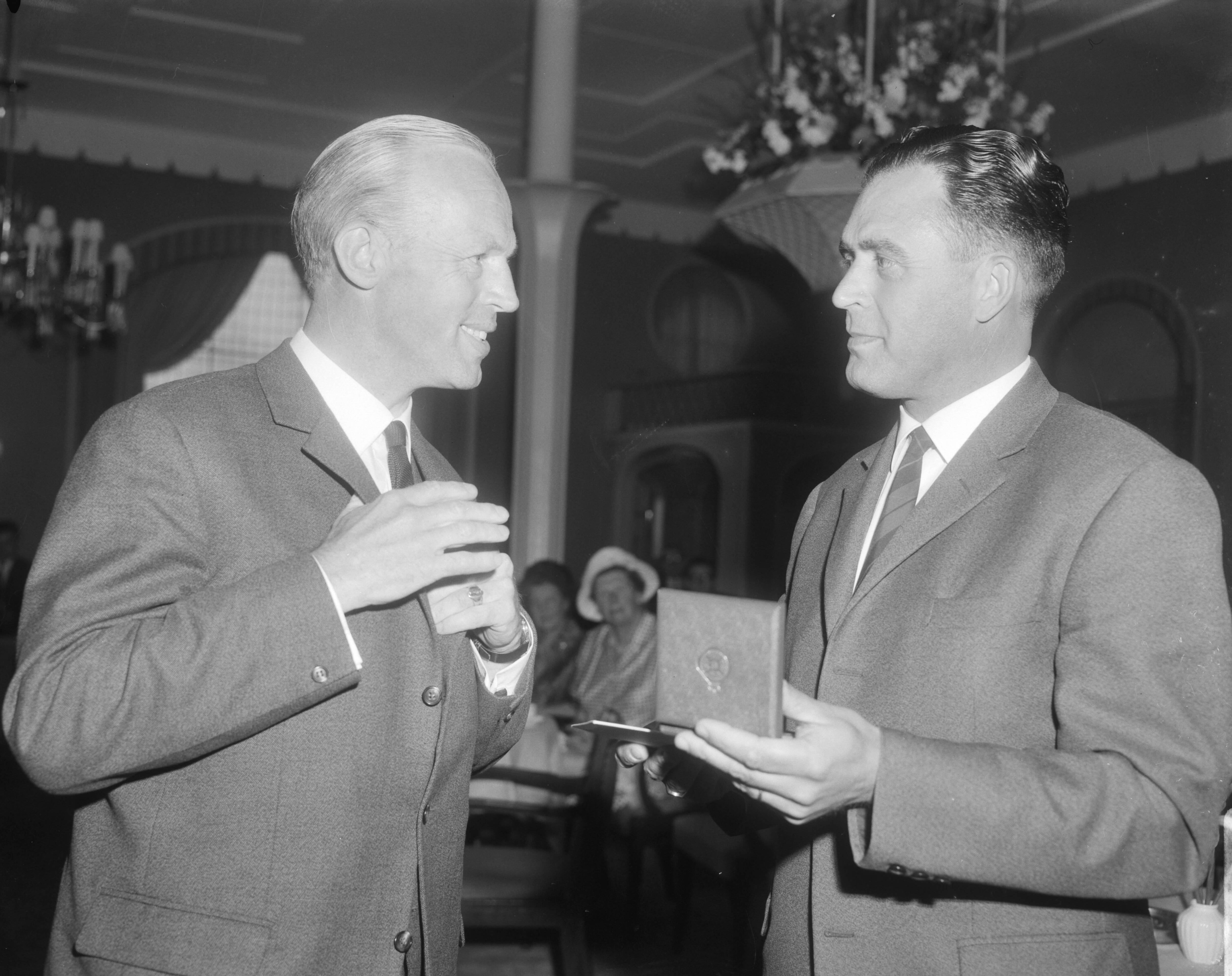 Fotocollectie Anefo — Uitreiking ANWB-prijzen te Den Haag , H.A. Bollen ontvangt prijs — Foto: Bilsen, Joop van / Anefo. Licentie: Set B: Rechtenvrij / Publiek Domein. Bron: Nationaal Archief. http://hdl.handle.net/10648/aaed3f84-d0b4-102d-bcf8-003048976d84