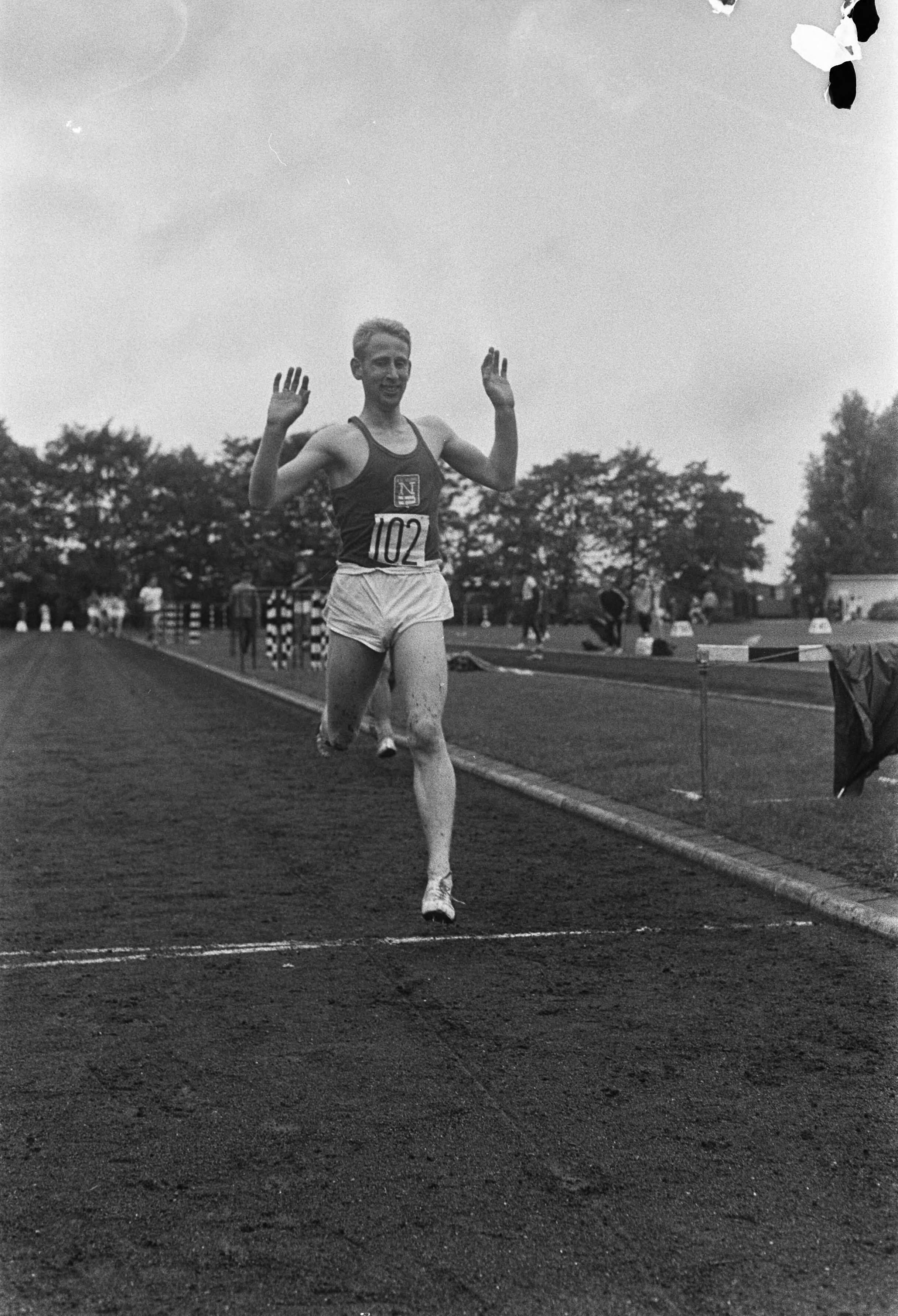 Fotocollectie Anefo — Atletiekwedstrijden dames en heren, Breda; nr. 6a: P. Vo 1e 300 meter jongens-A; nr. 8a: finish 400 meter here eerste J. van Goldberg — Foto: Koch, Eric / Anefo. Licentie: Set B: Rechtenvrij / Publiek Domein. Bron: Nationaal Archief. http://hdl.handle.net/10648/ab9cbf9a-d0b4-102d-bcf8-003048976d84