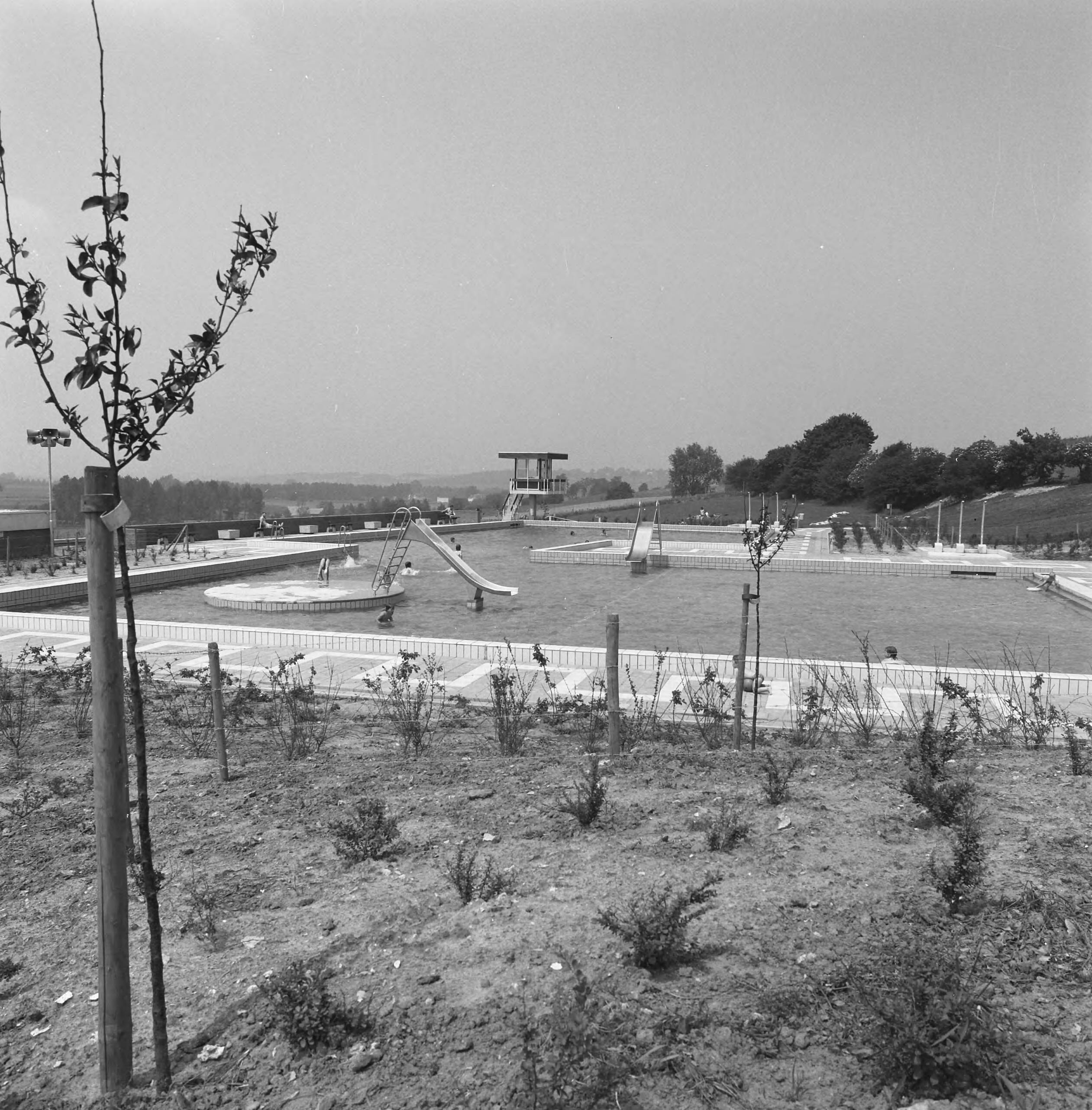 Fotocollectie Nederlandse Heidemaatschappij — Openlucht zwembad te Swalmen (L.). Ontwerp De Soeten A.A. — Foto: Fotograaf Onbekend / Heidemij. Licentie: Set B: Rechtenvrij / Publiek Domein. Bron: Nationaal Archief. http://hdl.handle.net/10648/ae83a818-d0b4-102d-bcf8-003048976d84