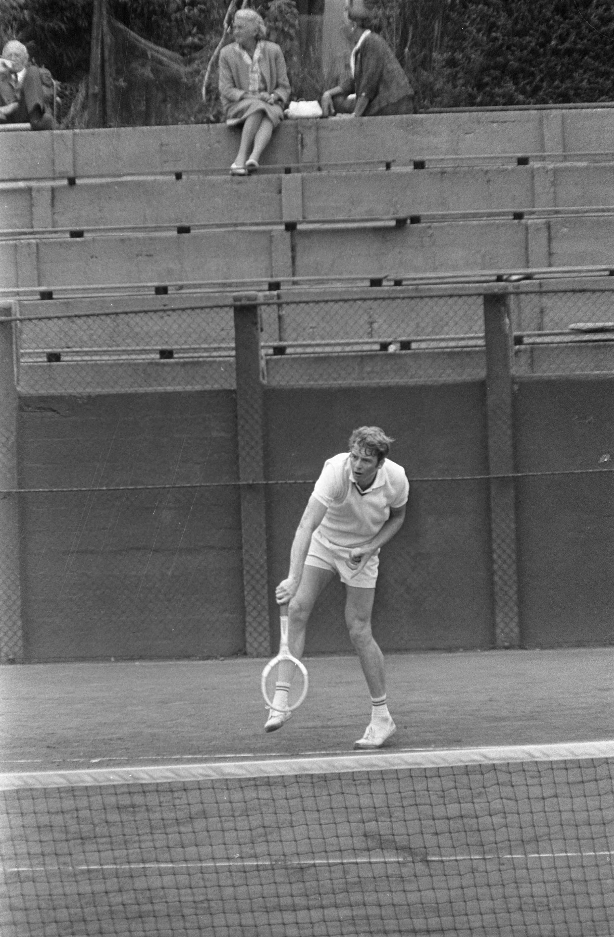 Nederlandse tenniskampioenschappen 1968, Scheveningen — Nederlandse tenniskampioenschappen op de METS-banen te Scheveningen. Nick Fleury in actie — Foto: Fotograaf Onbekend / Anefo. Licentie: Set B: Rechtenvrij / Publiek Domein. Bron: Nationaal Archief. http://hdl.handle.net/10648/ab4a25e6-d0b4-102d-bcf8-003048976d84