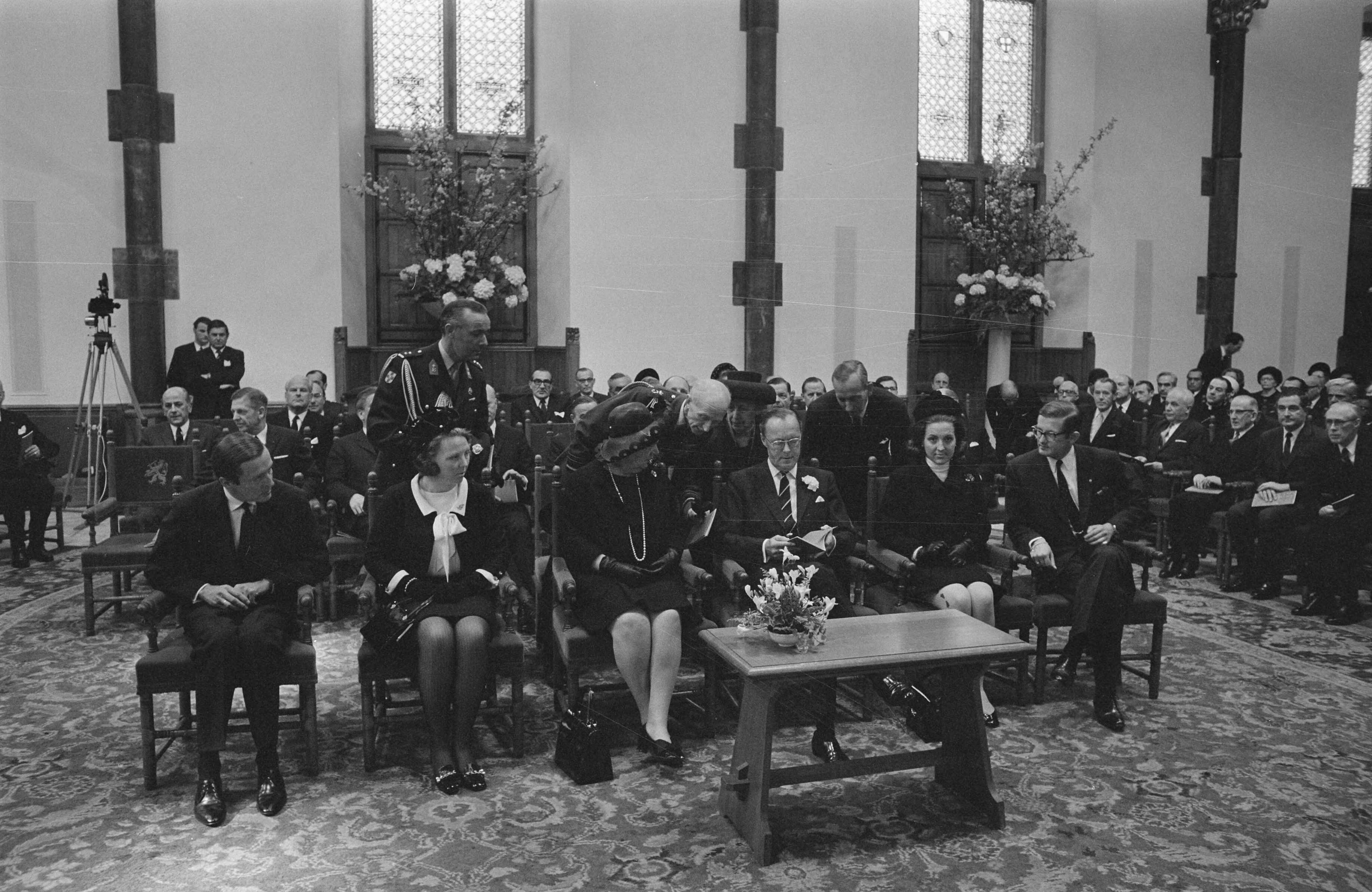 Fotocollectie Anefo — Koninklijke familie bij Nationale dodenherdenking in Ridderzaal, Den Haag ; Koninklijke familie — Foto: Koch, Eric / Anefo. Licentie: Set B: Rechtenvrij / Publiek Domein. Bron: Nationaal Archief. http://hdl.handle.net/10648/ab960920-d0b4-102d-bcf8-003048976d84