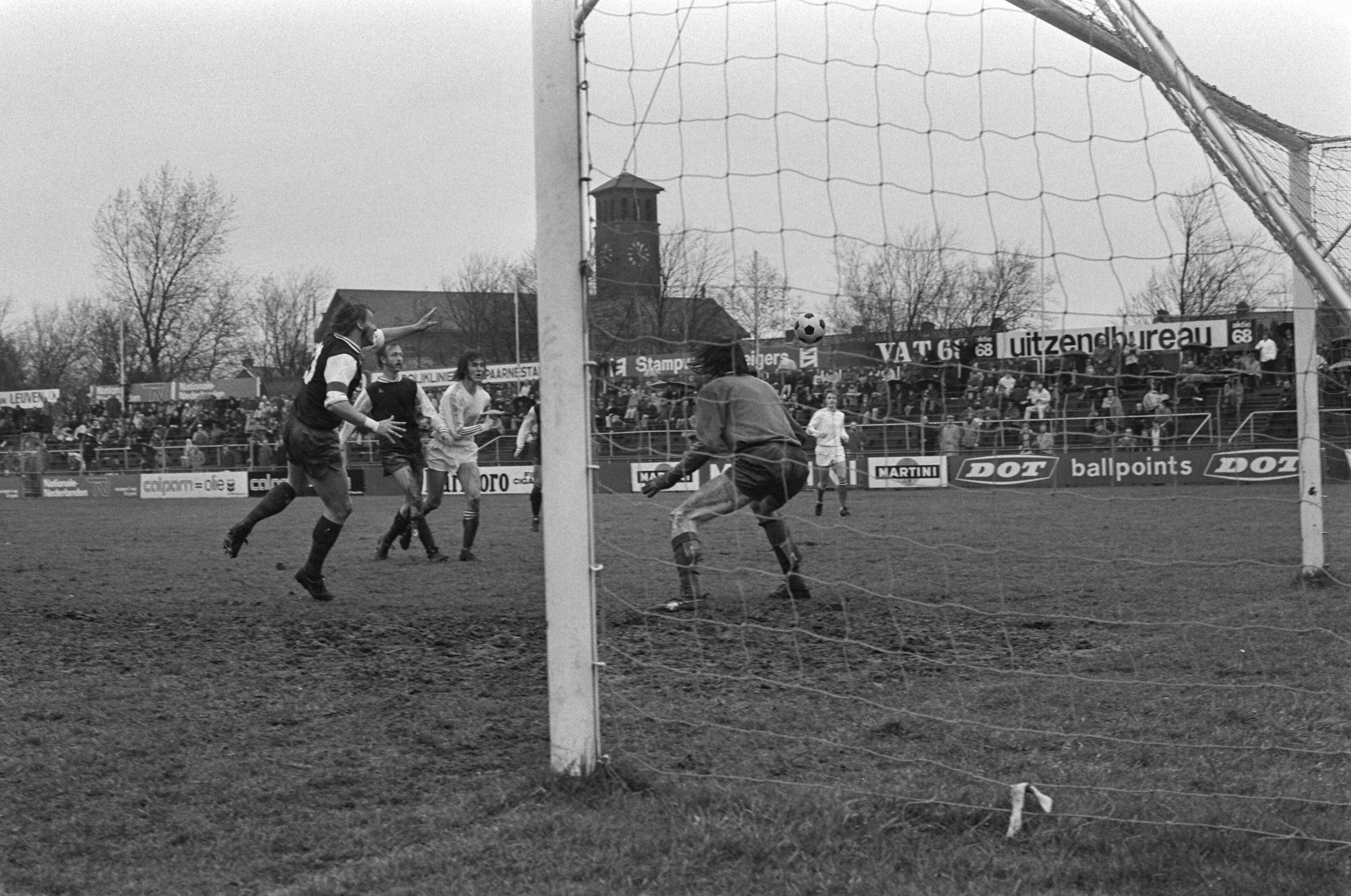 Fotocollectie Anefo — Haarlem tegen PSV 1-1, spelmomenten — Foto: Verhoeff, Bert / Anefo. Licentie: Set B: Rechtenvrij / Publiek Domein. Bron: Nationaal Archief. http://hdl.handle.net/10648/ac632d92-d0b4-102d-bcf8-003048976d84