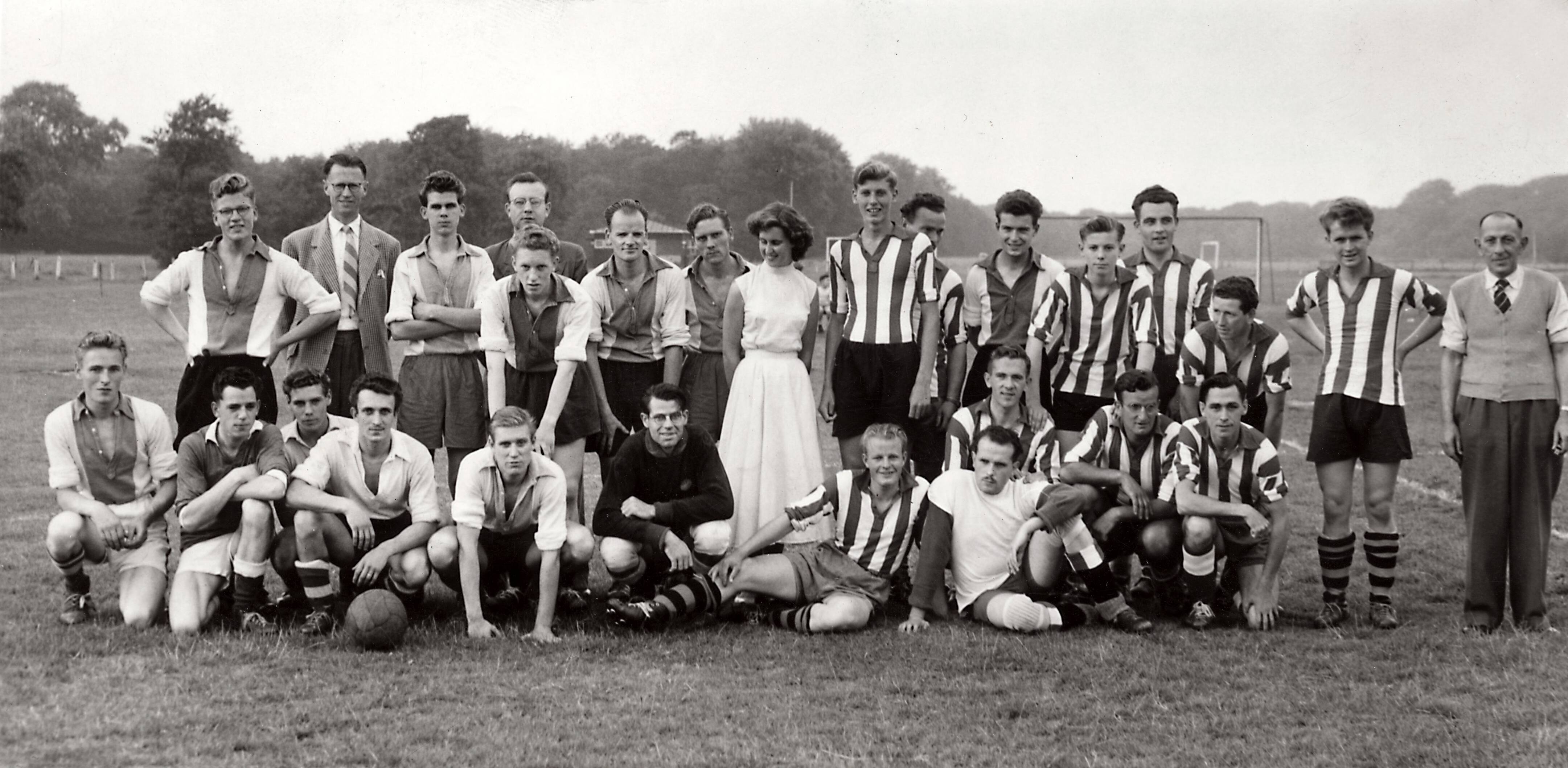 Sportactiviteiten personeel Drukkerij N.V. De Spaarnestad / Voetbal, o.a. F.C. Panorama — [Serie bedrijfsvoetbal Spaarnestad, diverse jaren] Bekerwedstrijd N.V. Drukkerij De Spaarnestad - De Tijd, 19-8-1955 uitslag 8-2 — Foto: Reintjens, Peike / Spaarnestad / Spaarnestad Photo (05887). Licentie: Set B: Rechtenvrij / Publiek Domein. Bron: Nationaal Archief. http://hdl.handle.net/10648/35429da6-3efa-a382-e063-6df0900a6686