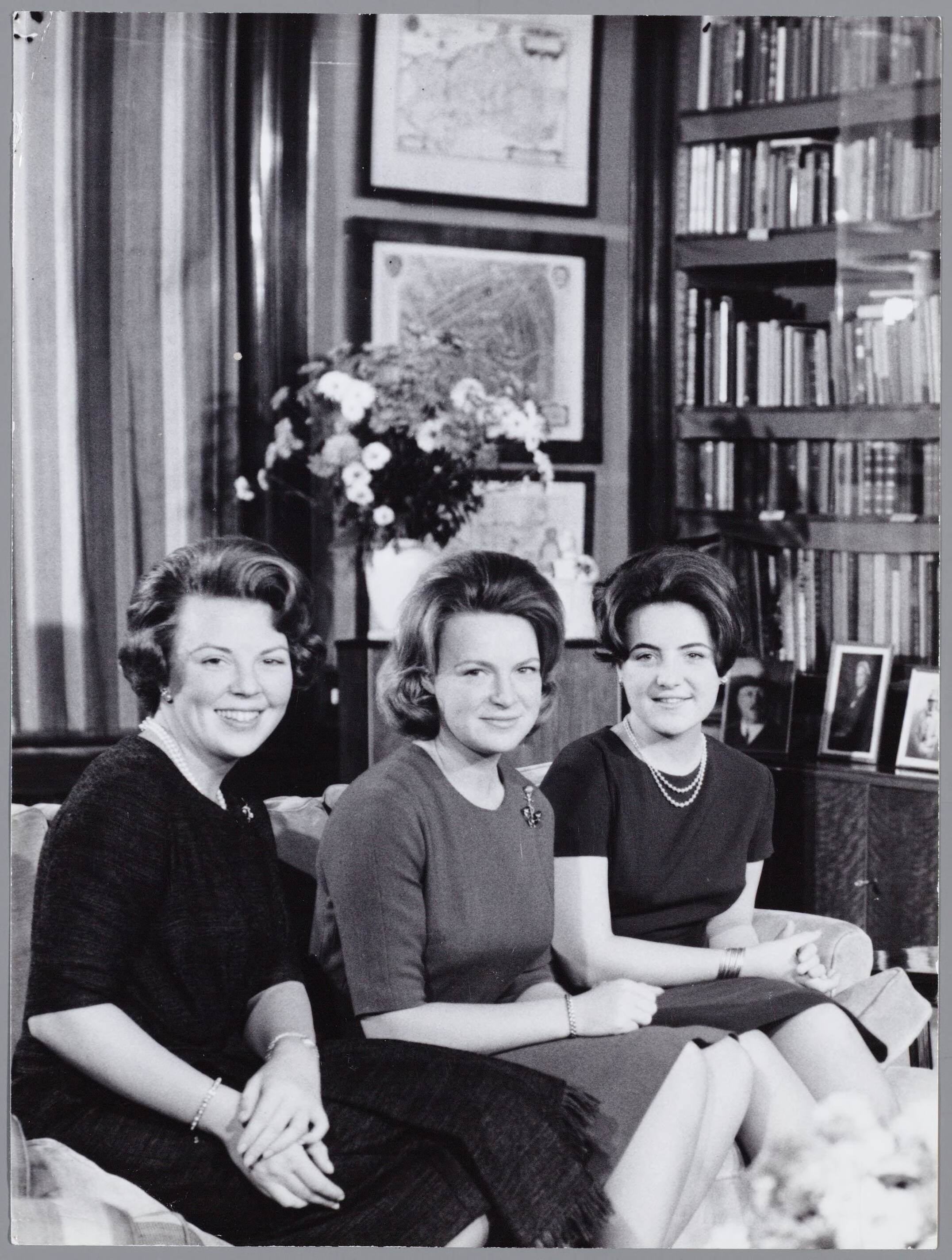 Fotocollectie RVD / Koninklijk Huis — De prinsessen Beatrix, Irene en Margriet in de bibliotheek van Paleis Soestdijk — Foto: Koot, Max / RVD. Licentie: Set B: Rechtenvrij / Publiek Domein. Bron: Nationaal Archief. http://hdl.handle.net/10648/afaff804-d0b4-102d-bcf8-003048976d84